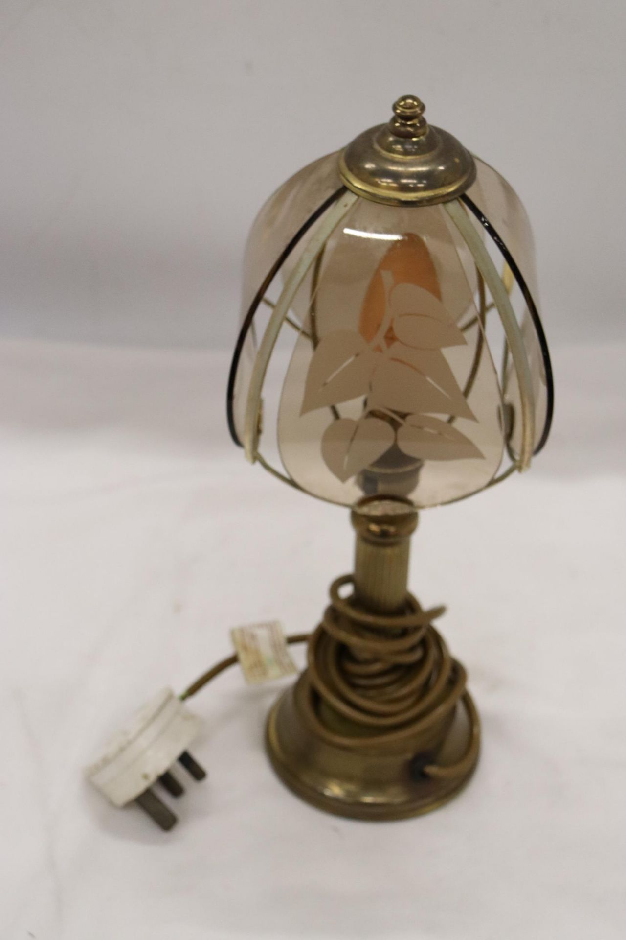 A VINTAGE FOUR PANEL SHADED BRASS LAMP (WORKING AT TIME OF CATALOGING) NO WARRANTIES GIVEN - Bild 2 aus 7