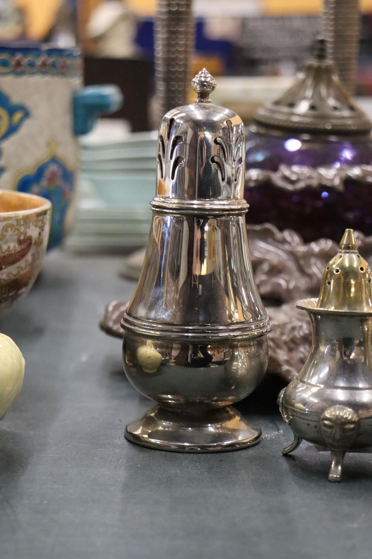 A MIXED LOT TO INCLUDE A MOSIAC CRACKLE GLASS CANDLE HOLDER, CANDLESTICKS, CRUET SET, ETC., - Image 3 of 11
