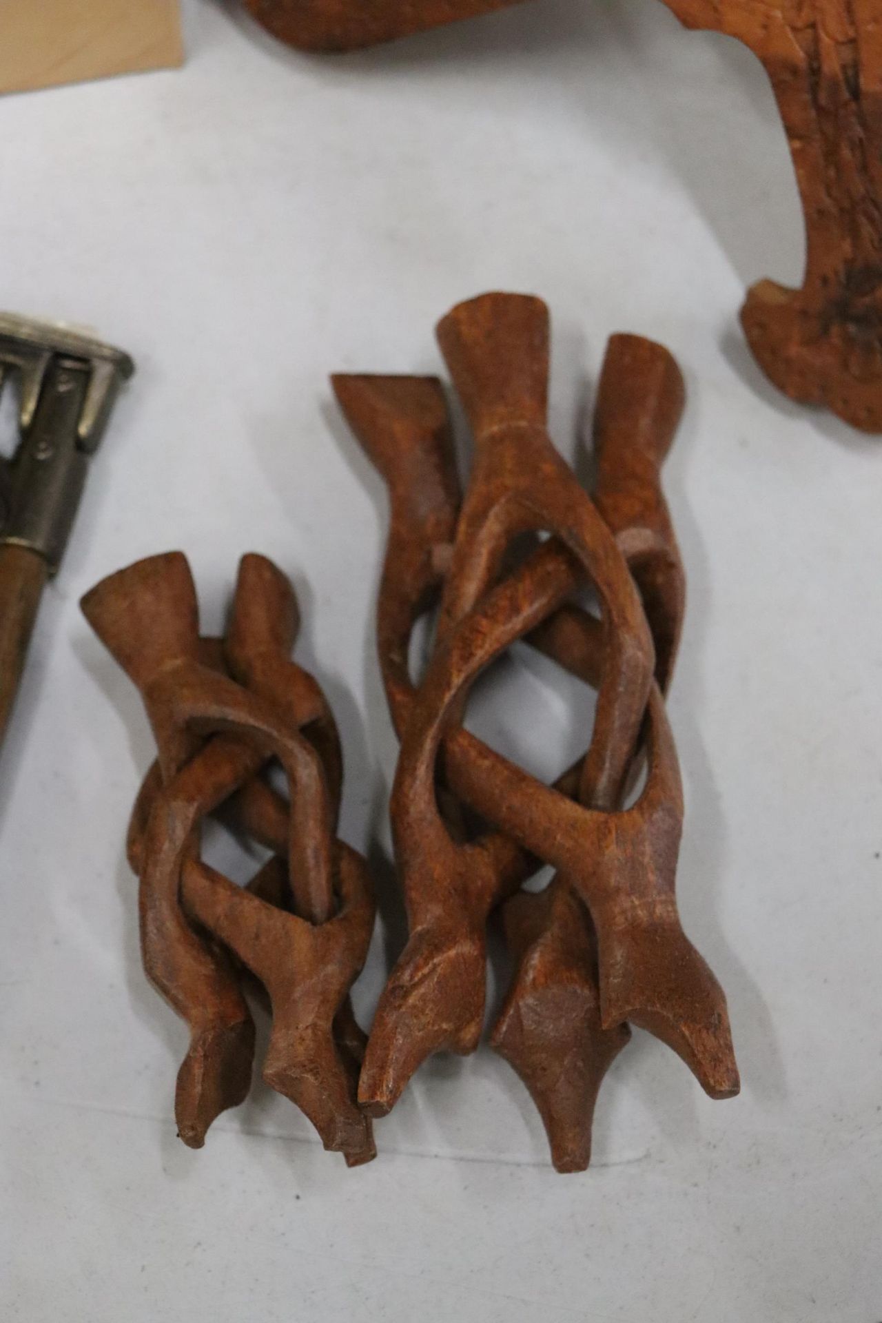 THREE VINTAGE SWIVEL HOOK WALL BRACKETS TOGETHER WITH A QUANTITY OF PLATE STANDS, - Bild 2 aus 8
