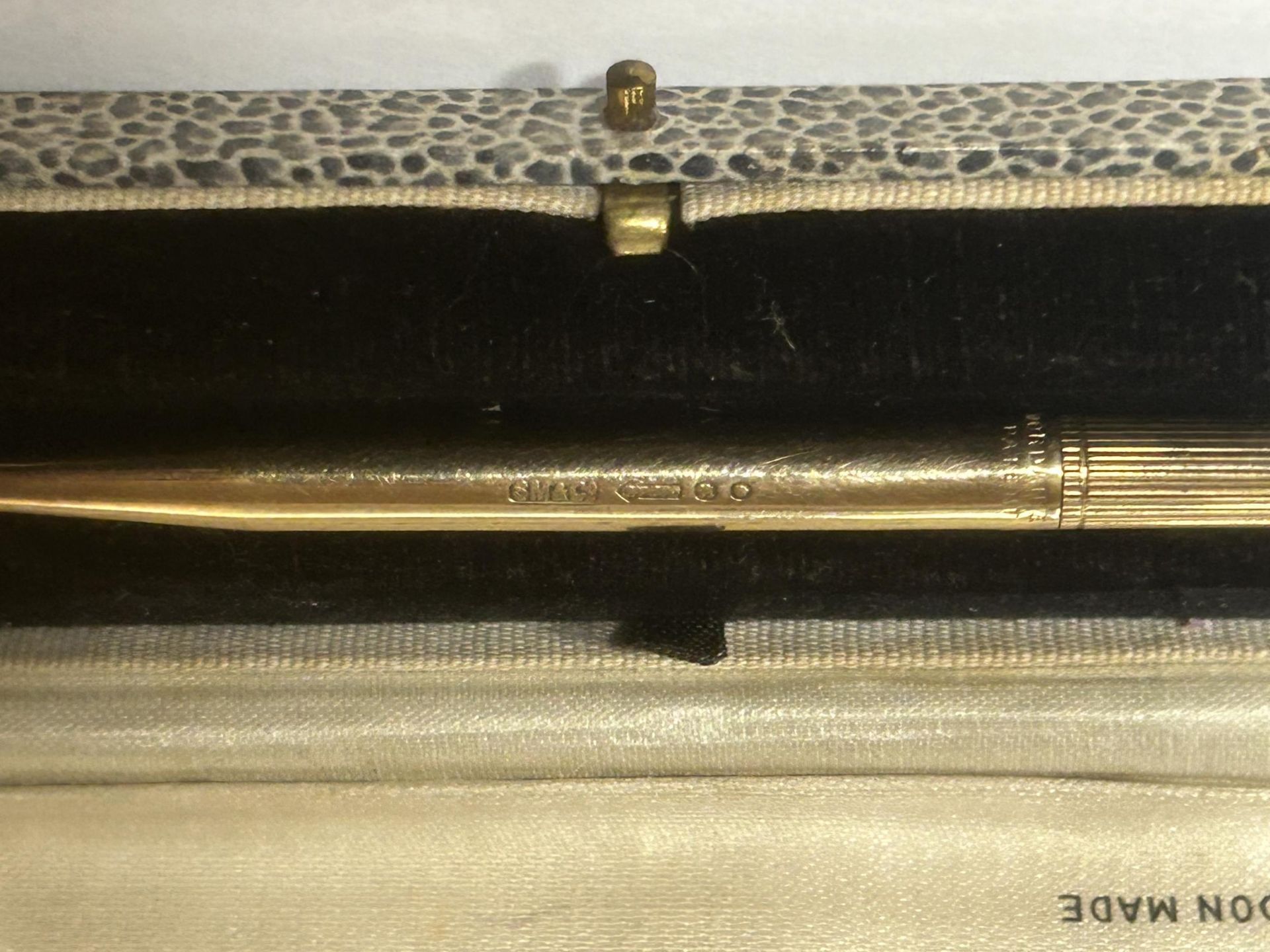 A 9 CARAT GOLD MORDAN EVERPOINT PROPELLING PENCIL IN ORIGINAL PRESENTATION BOX GROSS WEIGHT 13.33 - Image 2 of 3