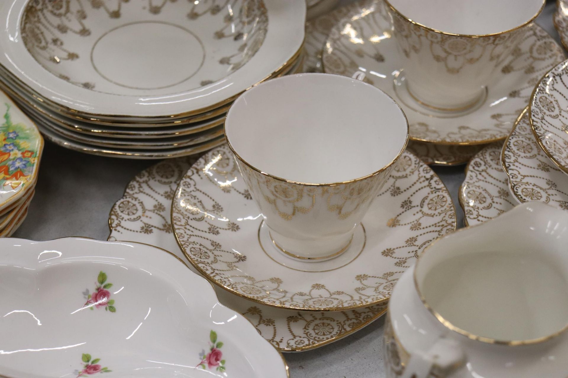 A VINTAGE 'PENDANT' TEASET, TO INCLUDE, A CAKE STAND, CAKE PLATE, BOWLS, A CREAM JUG, SUGAR BOWL, - Image 8 of 14