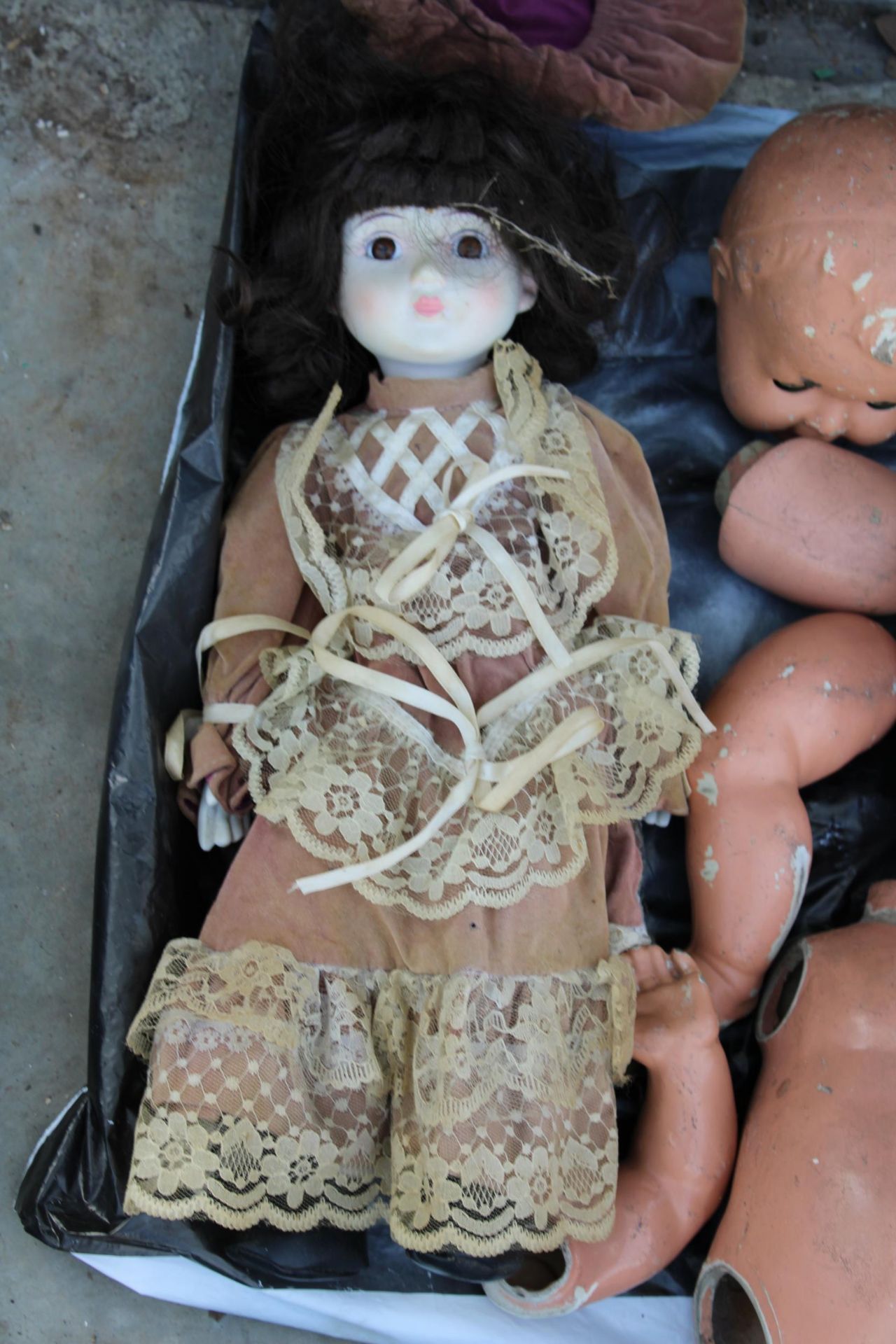 AN ASSORTMENT OF VINTAGE DOLL PARTS ETC - Image 2 of 2