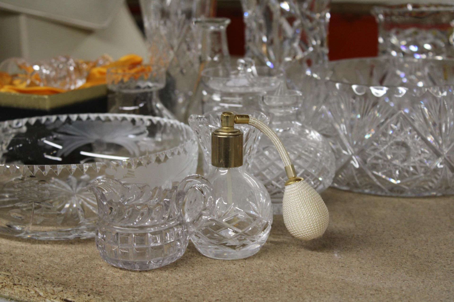 A QUANTITY OF HEAVY CUT GLASS TO INCLUDE VASES, BOWLS, JUGS, A PERFUME ATOMISER, BELL, ETC - Bild 2 aus 6