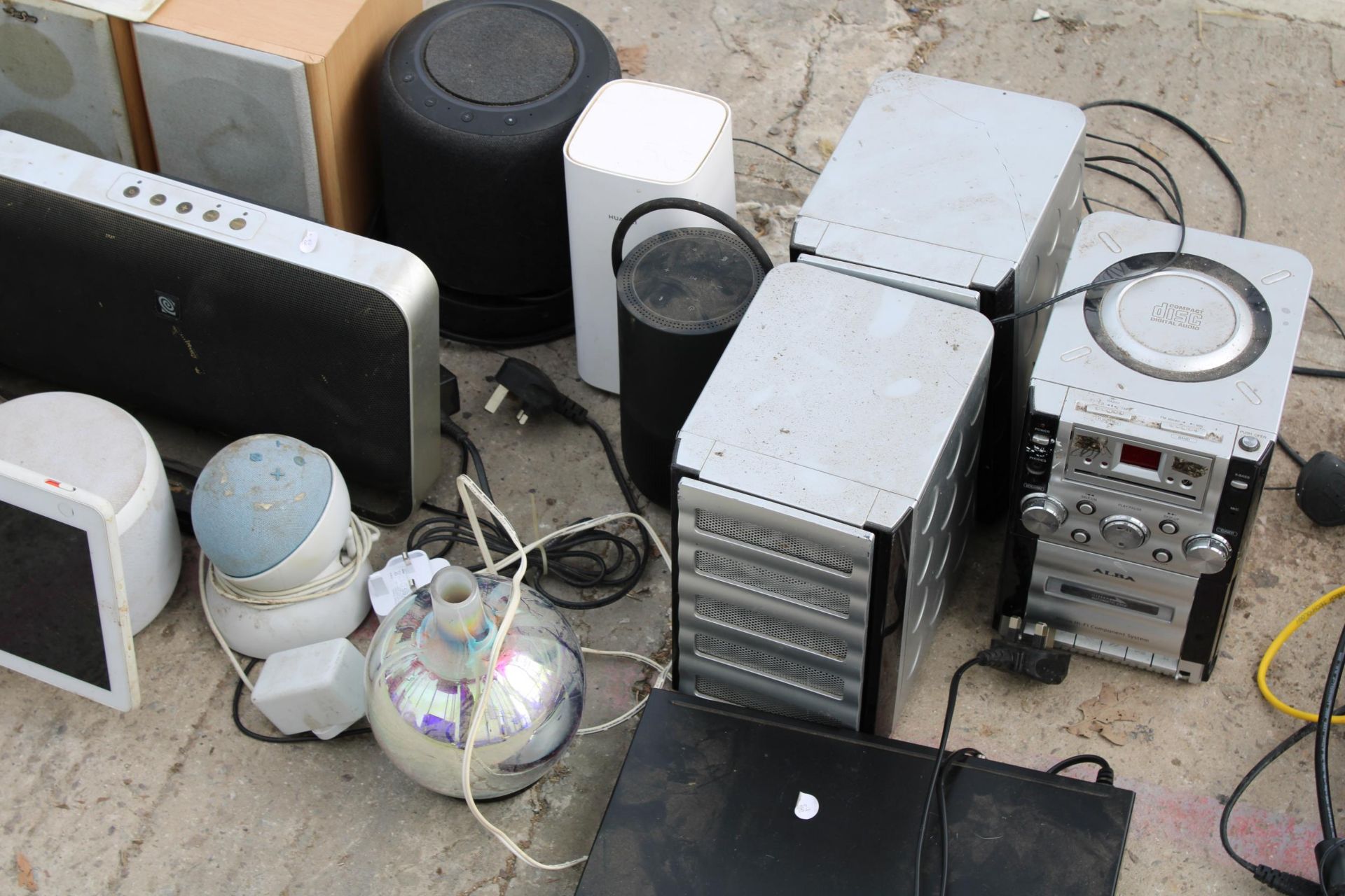 A LARGE COLLECTION OF ELECTRICAL ITEMS TO INCLUDE A SAMSUNG LAPTOP, RECORD PLAYERS, ETC - Image 4 of 4