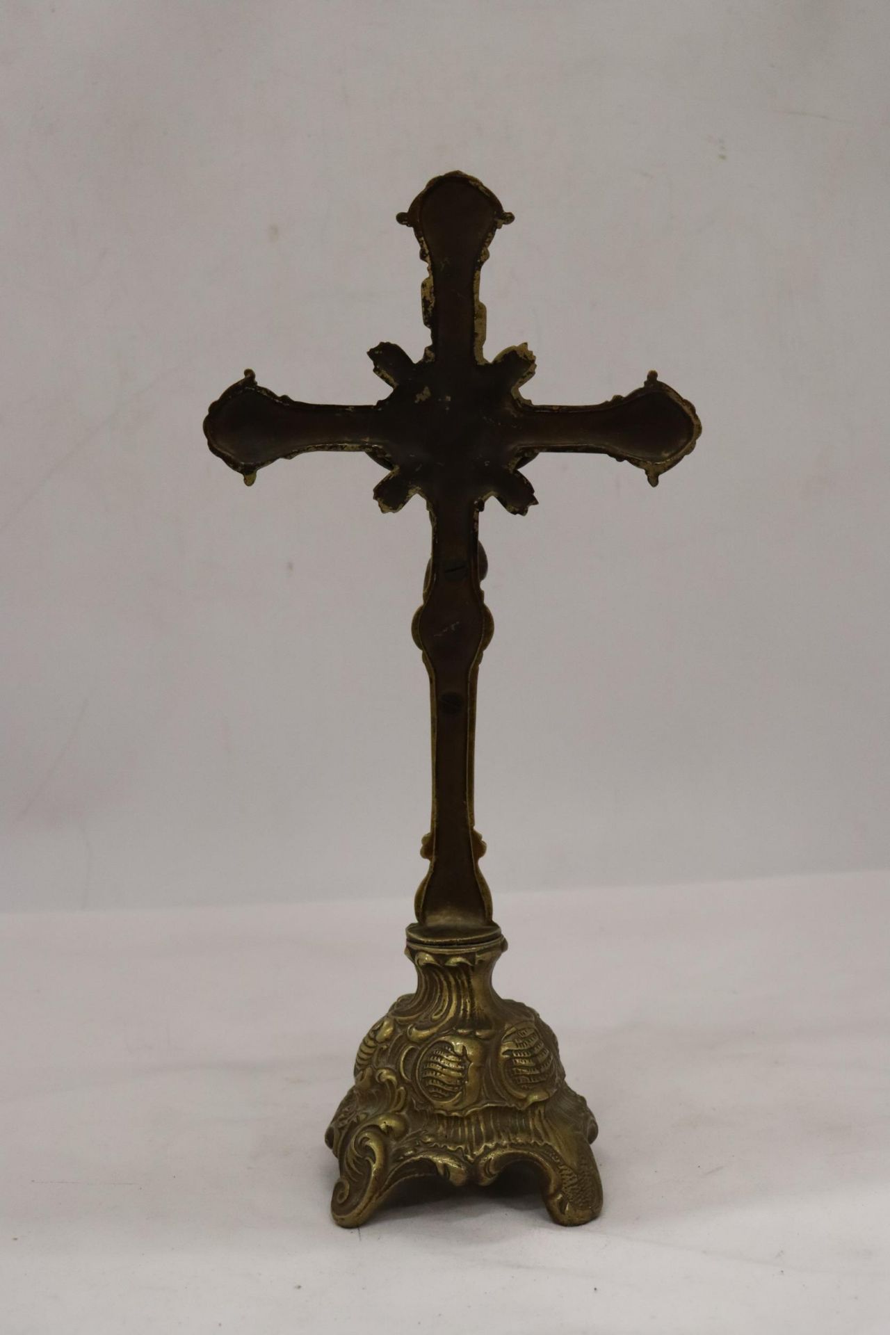 A LARGE HEAVY BRASS CROSS - Image 5 of 7