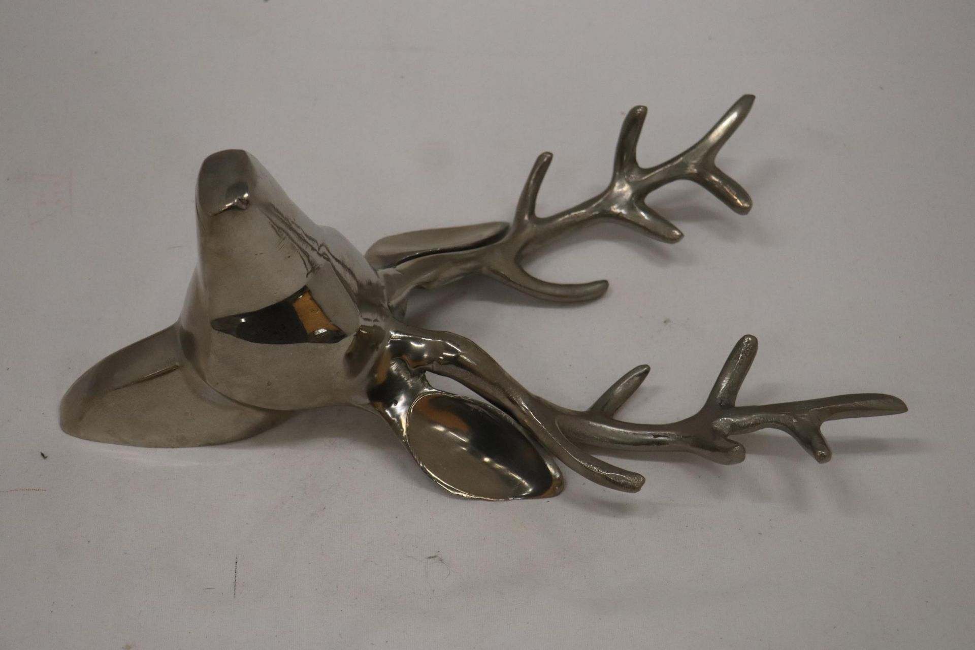 A STAINLESS STEEL DEER WALL HANGING - Image 5 of 5