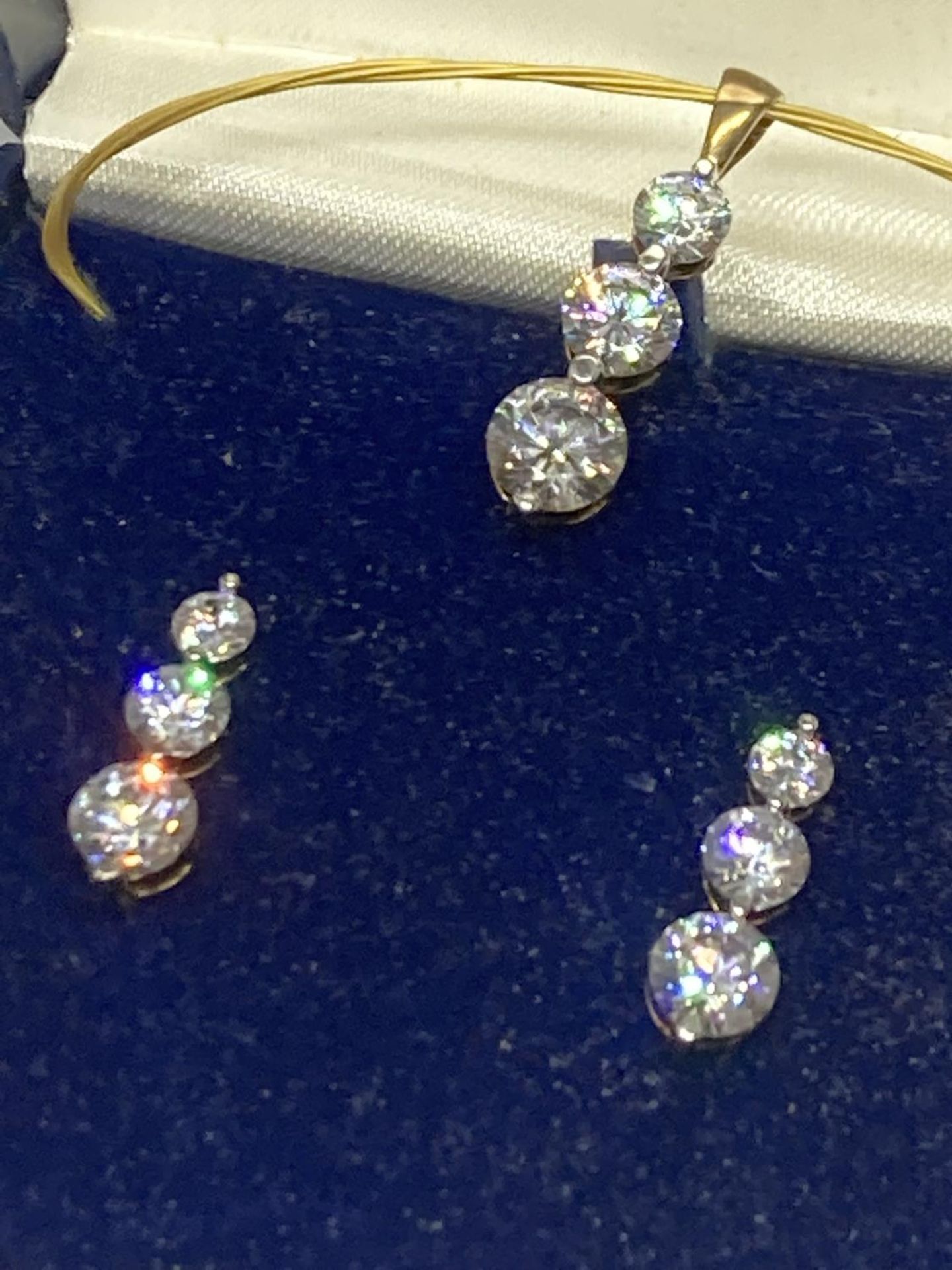 A SILVER CUBIC ZIRCONIA PENDANT AND EARRING SET IN A PRESENTATION BOX - Image 2 of 3