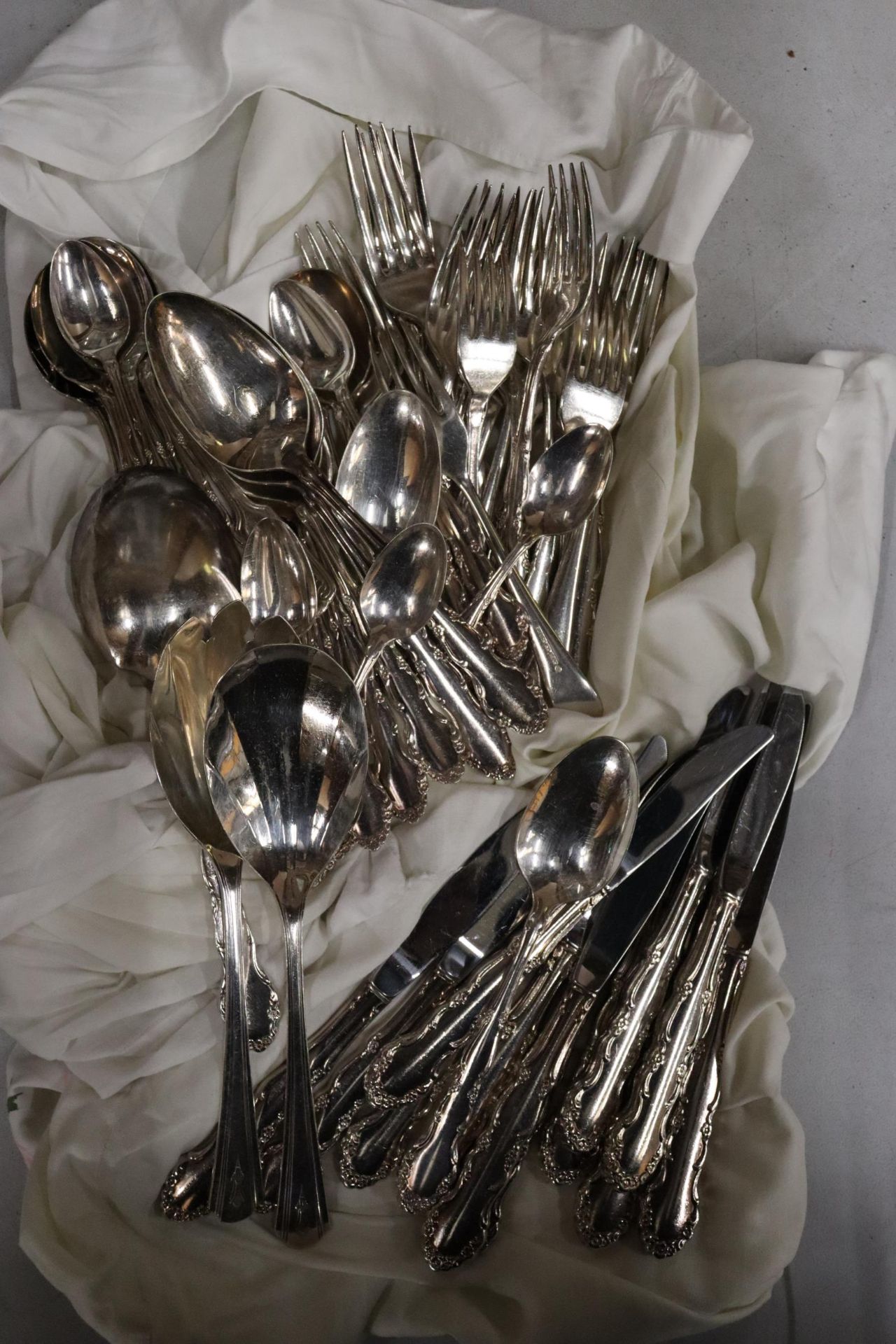 A QUANTITY OF FLATWARE, KNIVES, FORKS AND SPOONS - Image 9 of 9