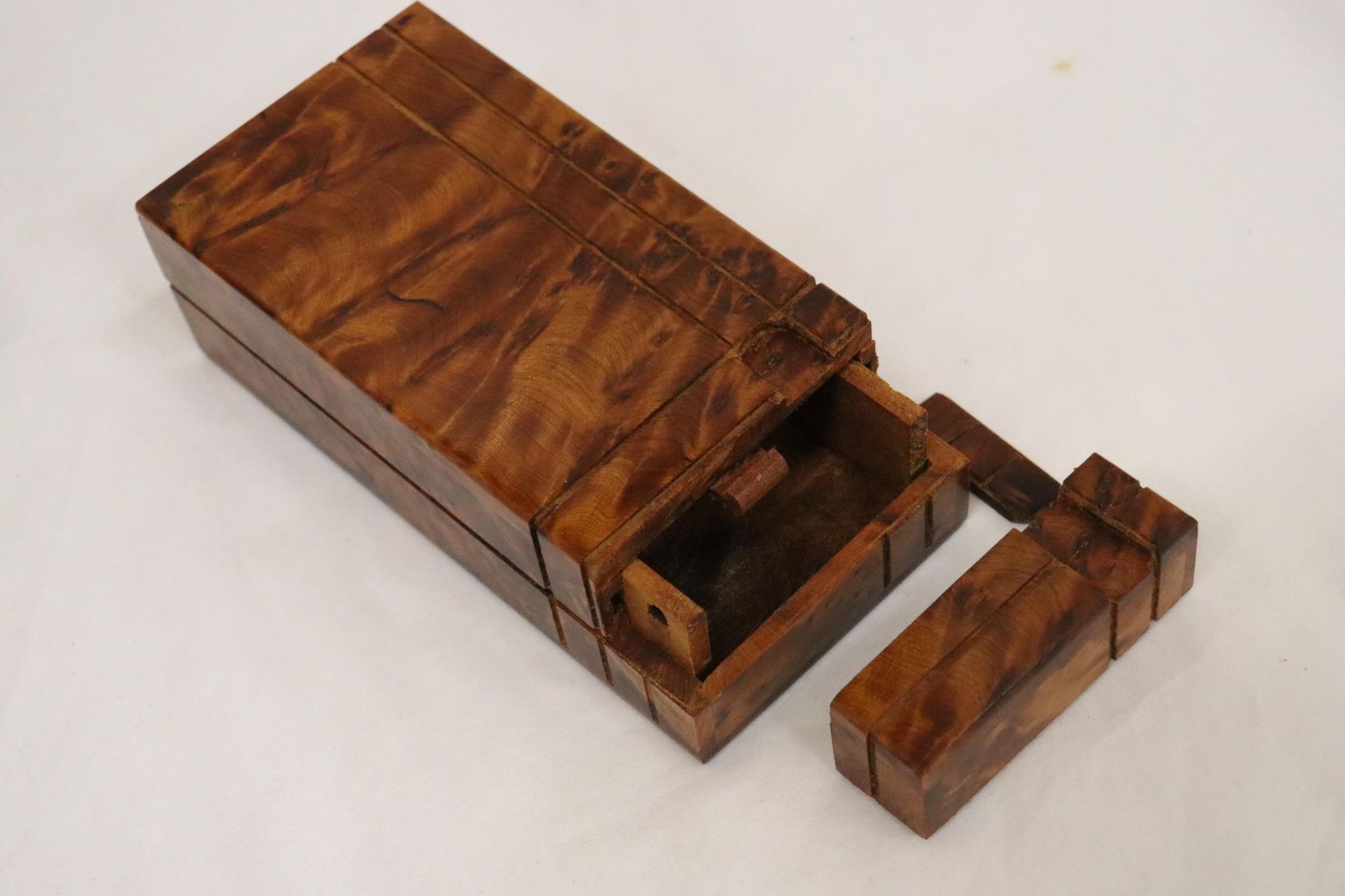 A THUYA WOODEN BOX WITH FOUR COMPARTMENTS TOGETHER WITH A WOODEN DESK TIDY AND PUZZLE BOX - Bild 6 aus 8