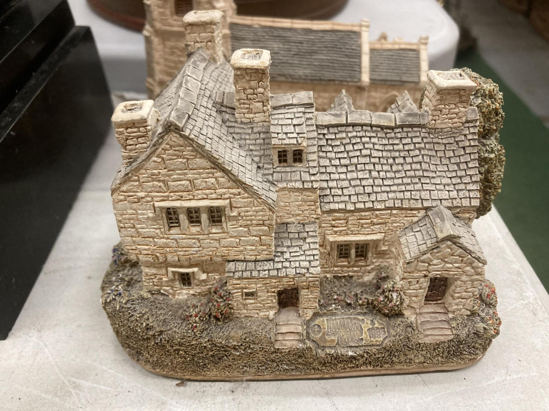 A COLLECTION OF LILLIPUT LANE COTTAGES TO INCLUDE 'ROYAL OAK INN', 'MORETON MANOR', ETC - 6 IN TOTAL - Image 4 of 6