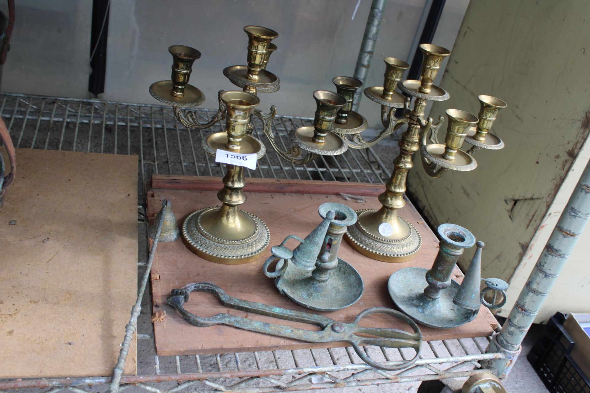 AN ASSORTMENT OF BRASS ITEMS TO INCLUDE CANDLESTICKS, CANDLE SNUFFERS AND TONGS ETC