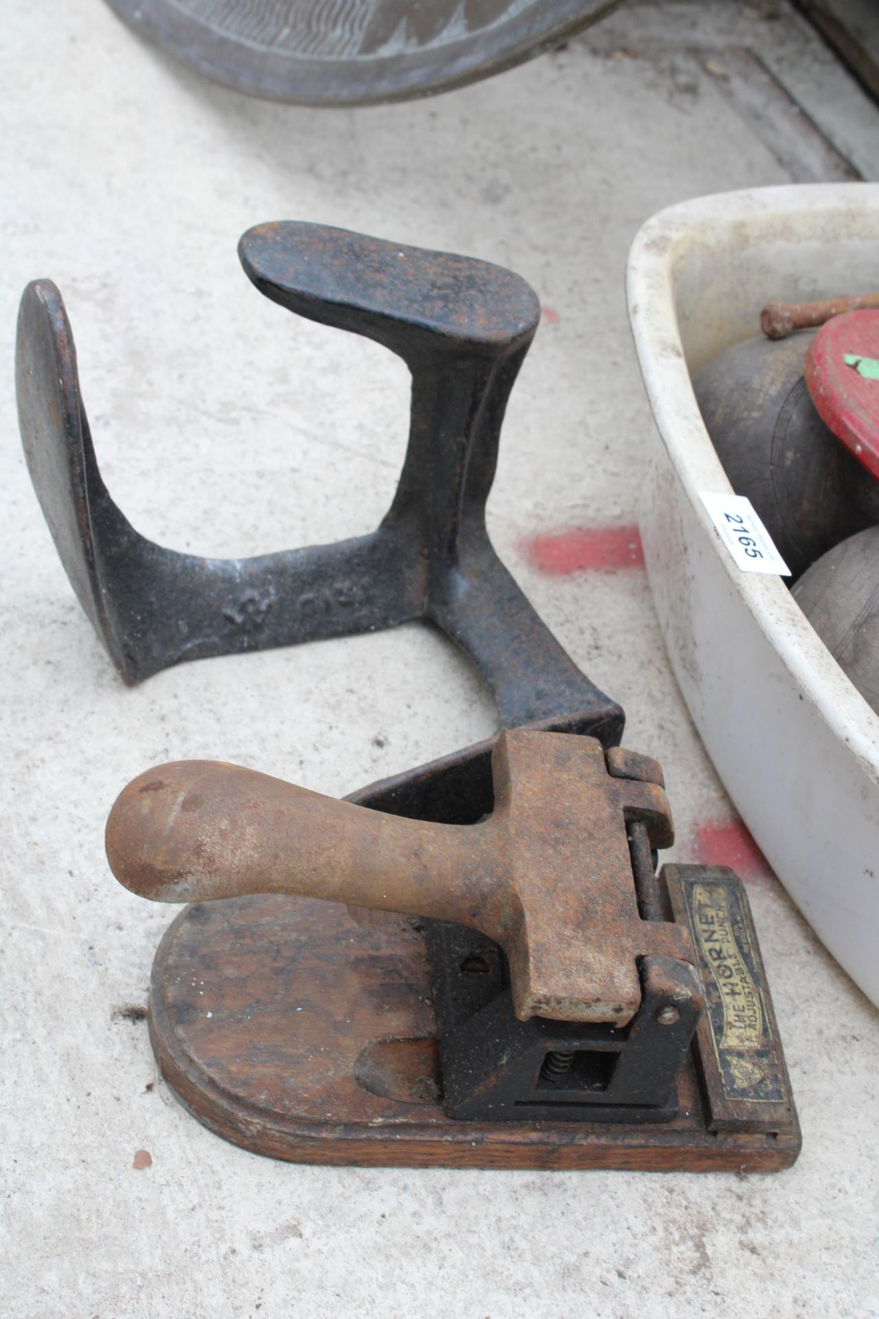 AN ASSORTMENT OF ITEMS TO INCLUDE A G CLAMP, A COBBLERS LAST AND A STAMP ETC - Image 2 of 2