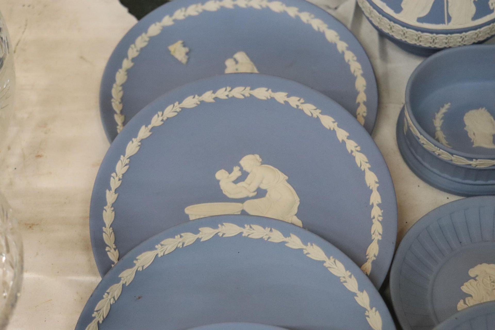 A LARGE COLLECTION OF WEDGWOOD POWDER BLUE JASPERWARE, TO INCLUDE CABINET PLATES, LARGE BOWLS, PIN - Image 8 of 10