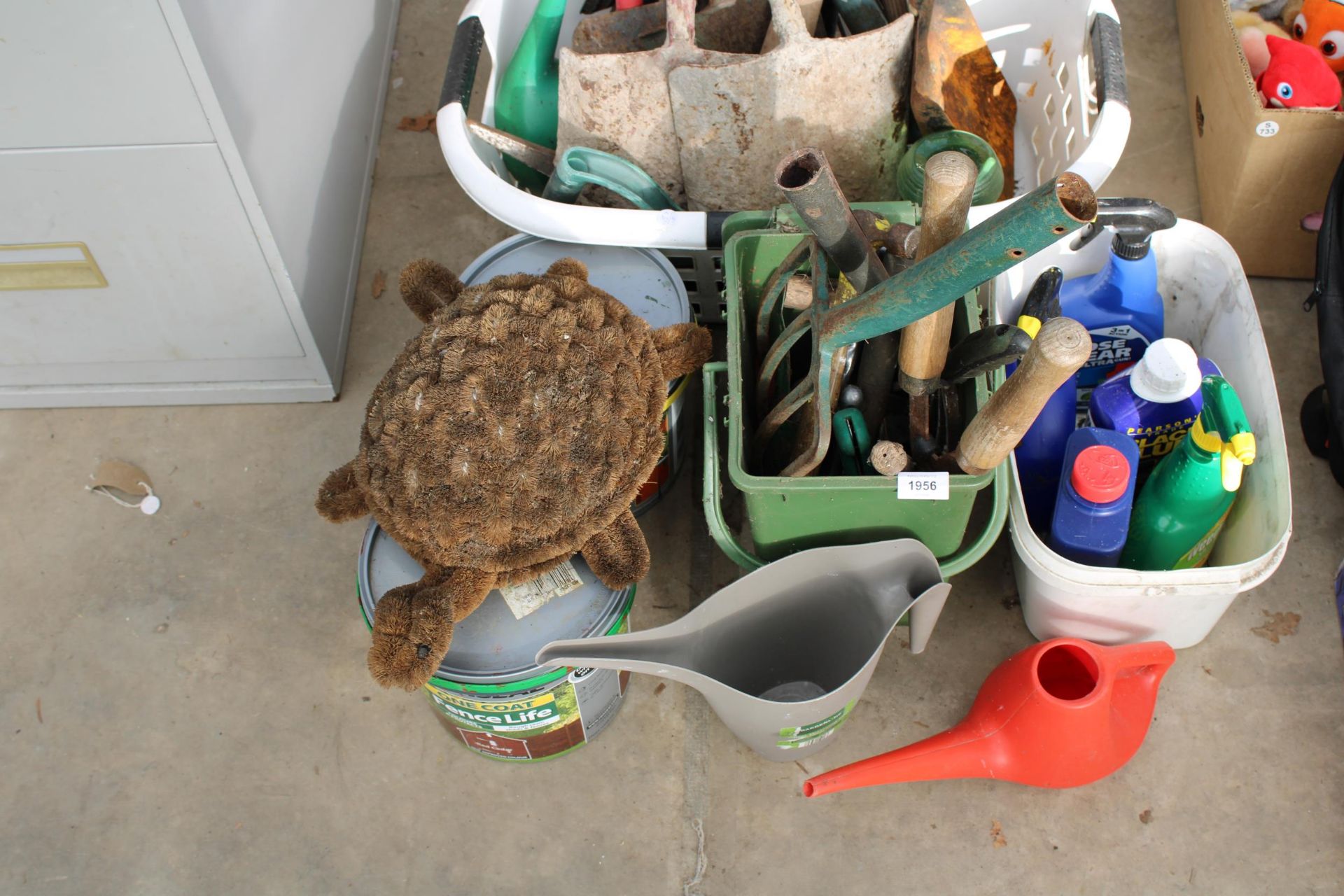 AN ASSORTMENT OF ITEMS TO INCLUDE GARDEN TOOLS AND FENCE PAINT ETC - Image 2 of 5