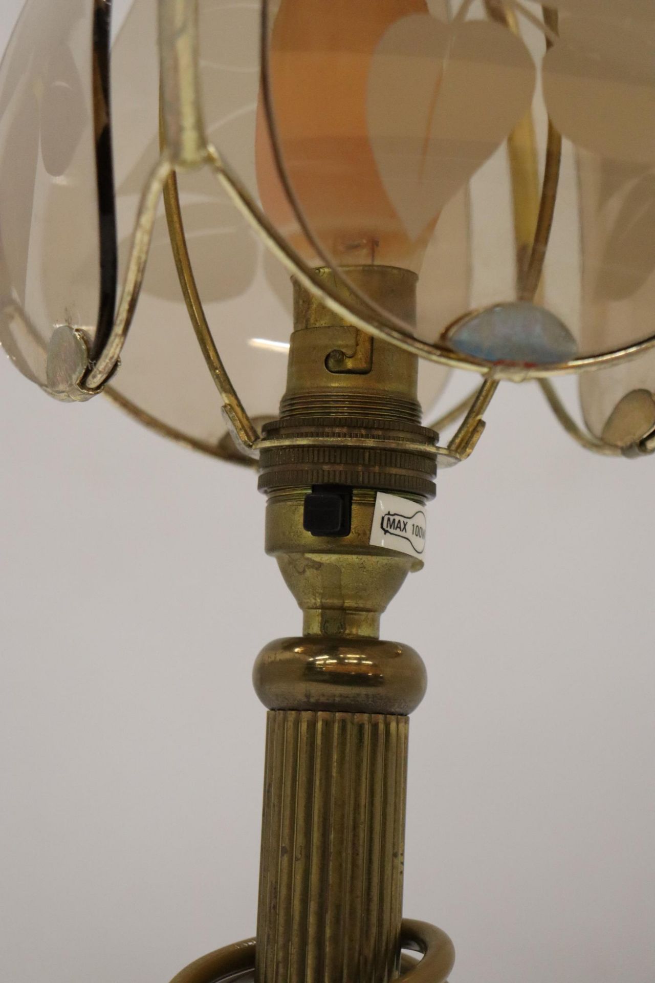 A VINTAGE FOUR PANEL SHADED BRASS LAMP (WORKING AT TIME OF CATALOGING) NO WARRANTIES GIVEN - Bild 6 aus 7