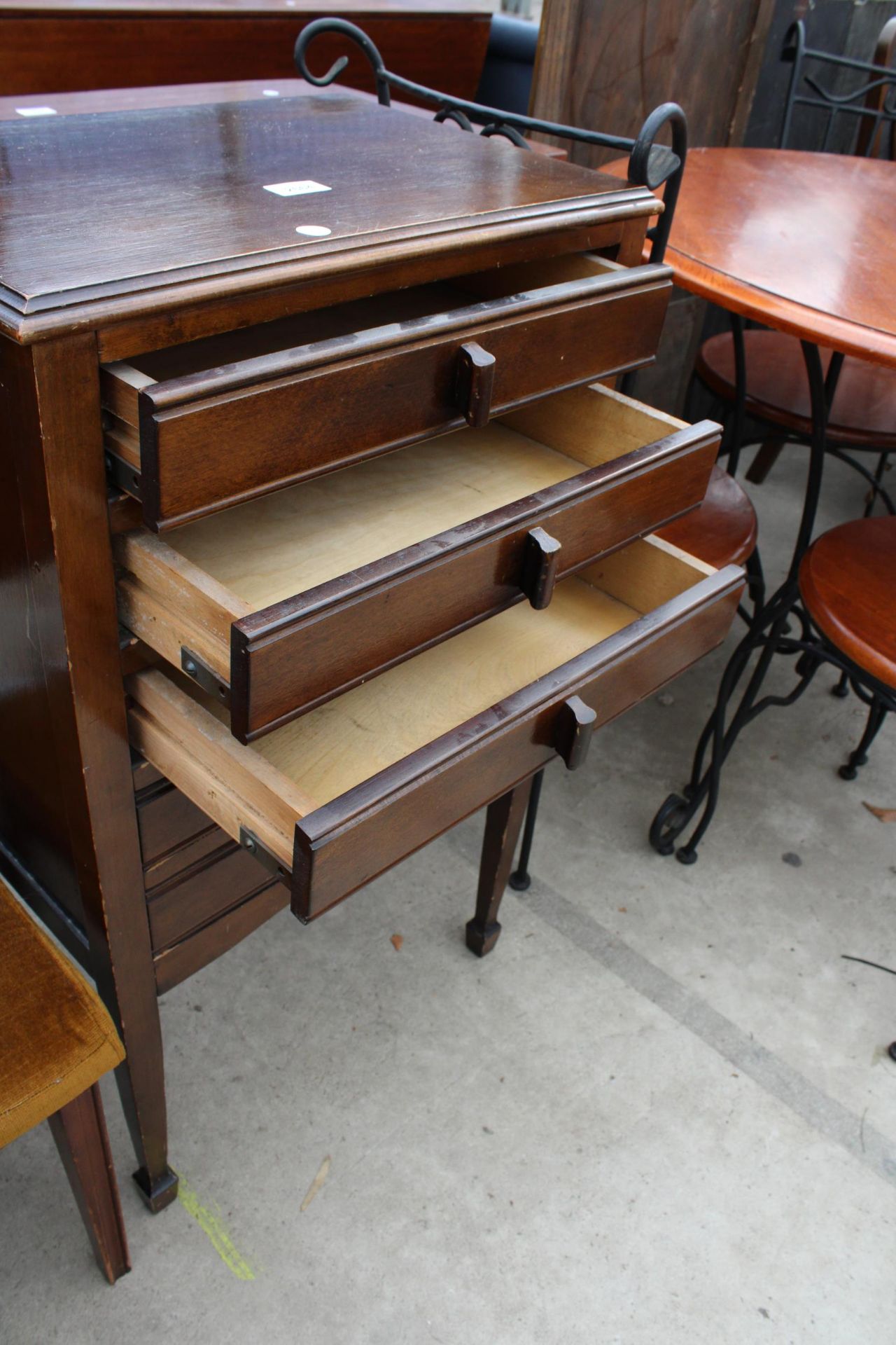 A MID 20TH CENTURY FIVE DRAWER MUSIC CHEST ON TAPERING LEGS WITH SPADE FEET 20" WIDE - Image 2 of 3