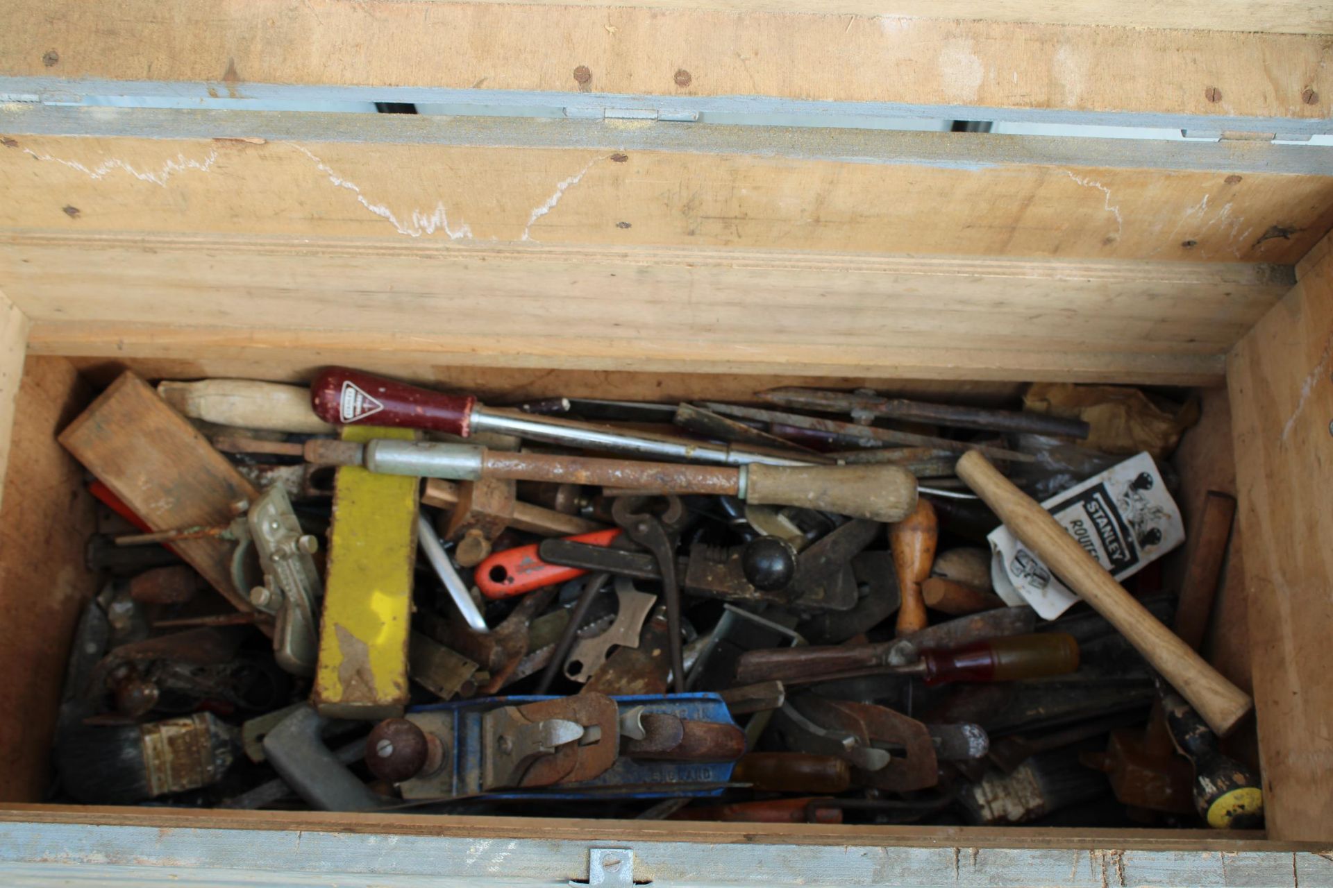A LARGE WOODEN TOOL CHEST WITH A LARGE ASSORTMENT OF HAND TOOLS TO INCLUDE WOOD PLANES, CHISELS - Image 2 of 3