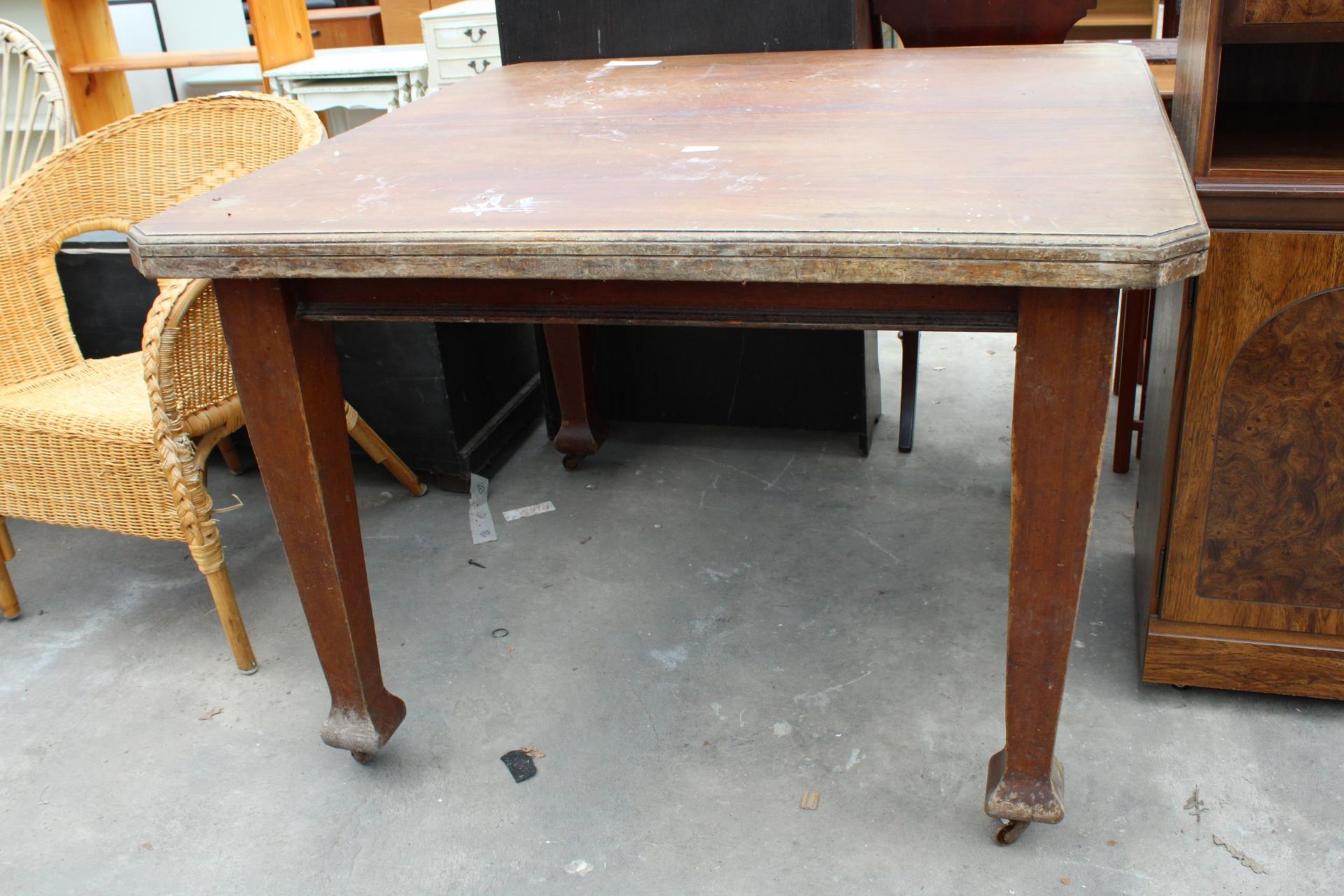 A LATE VICTORIAN WIND-OUT TABLE WITH CANTED CORNERS - Bild 2 aus 2