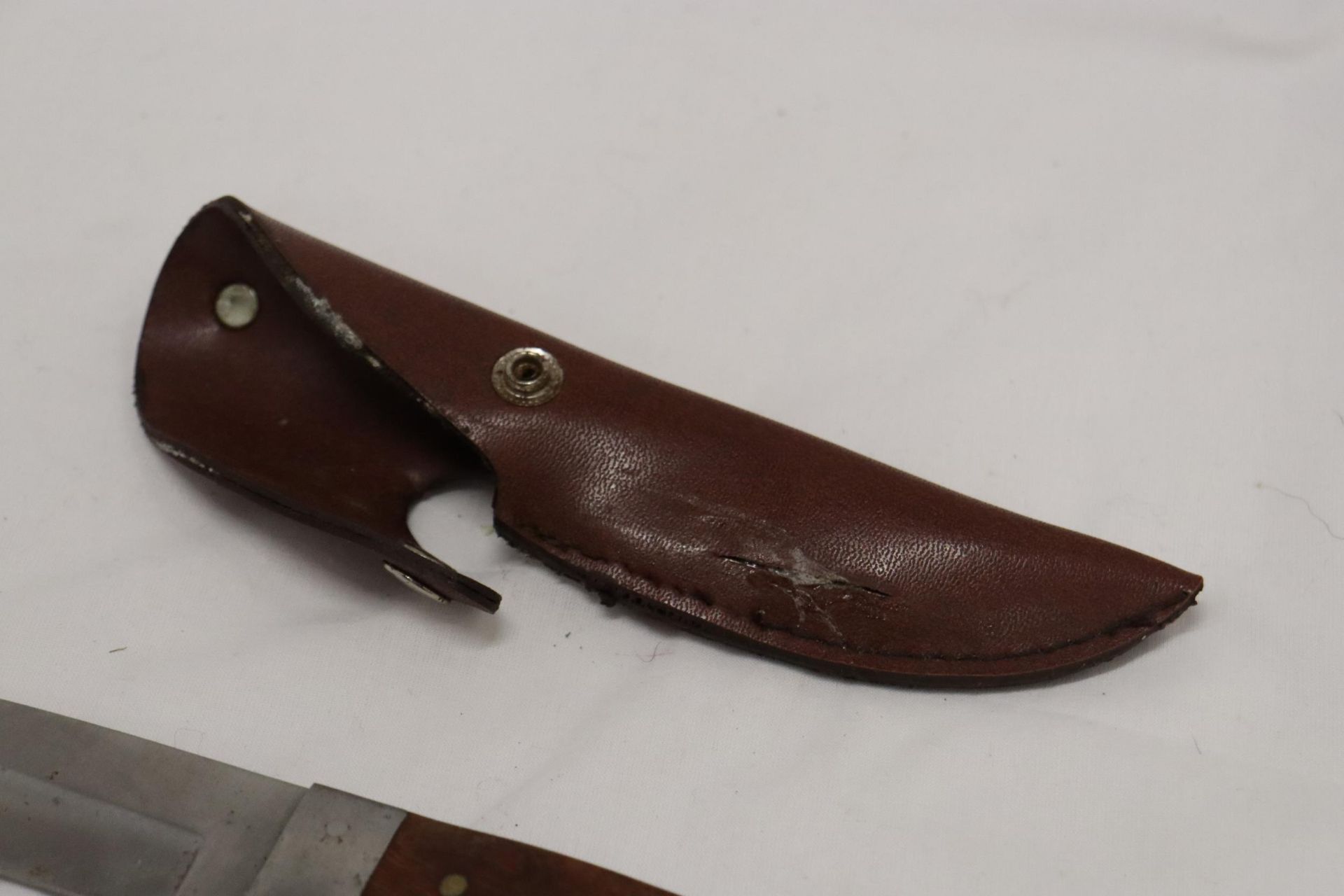 A HUNTING KNIFE IN A LEATHER SHEATH - Image 5 of 5