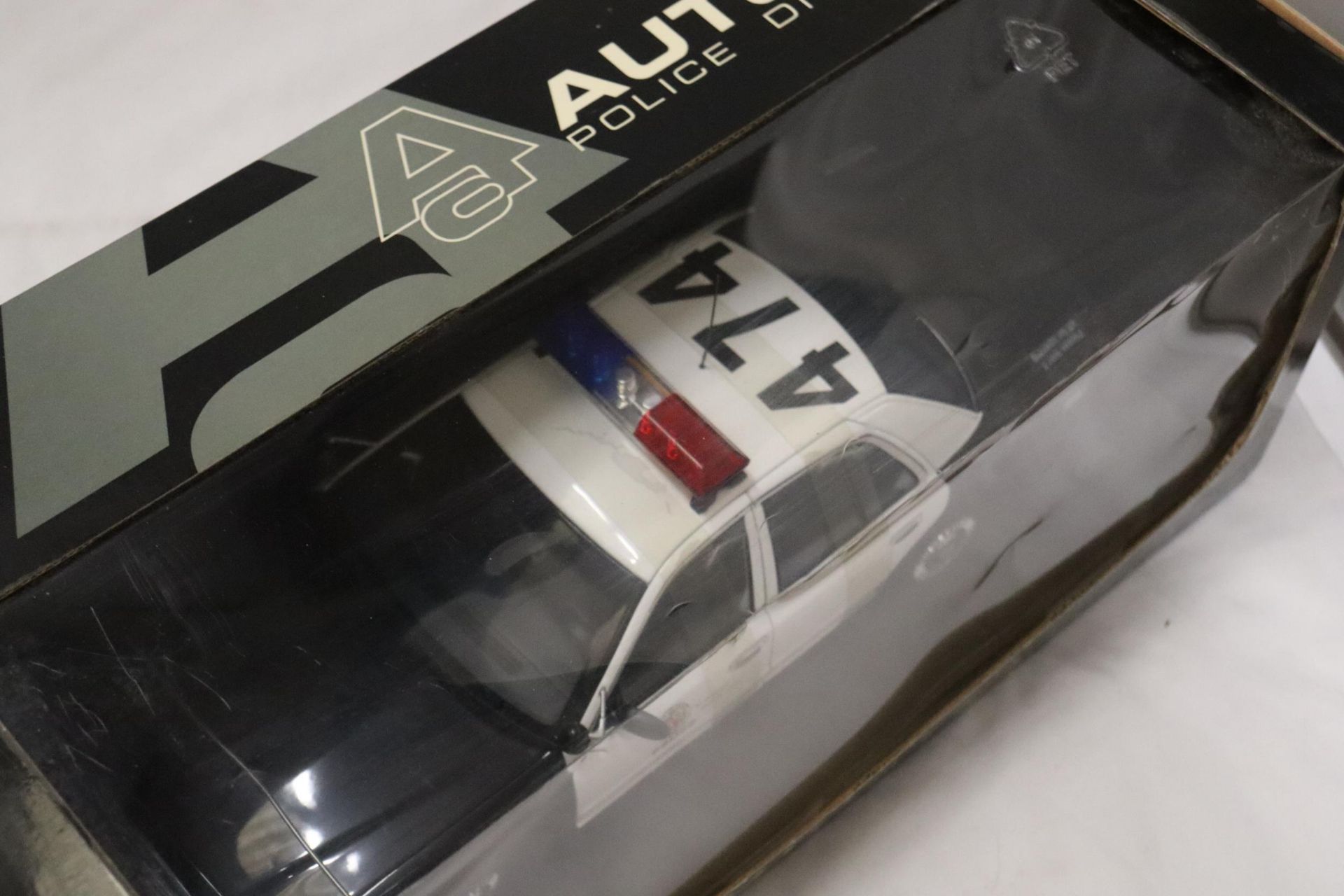 AN AUTO ART, POLICE DIVISION CAR, SCALE 1:18, AS NEW IN BOX - Image 4 of 7