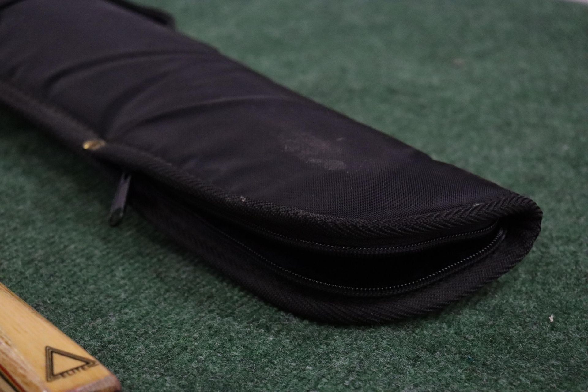 A SNOOKER/POOL CUE IN A JIMMY WHITE SOFT CASE - Image 8 of 8