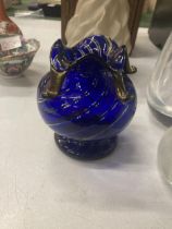 A VICTORIAN BRISTOL BLUE VASE, HEIGHT 12CM