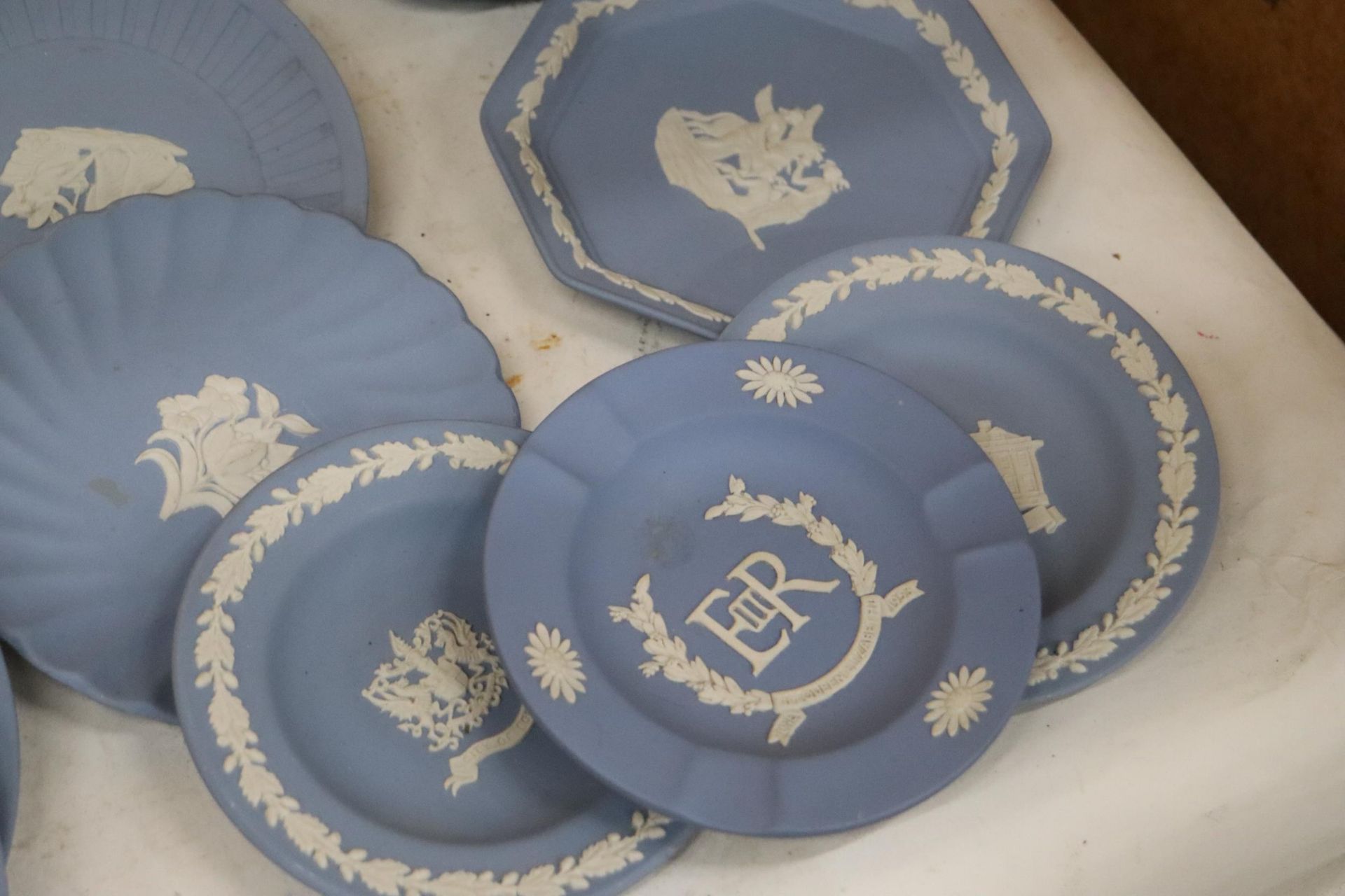 A LARGE COLLECTION OF WEDGWOOD POWDER BLUE JASPERWARE, TO INCLUDE CABINET PLATES, LARGE BOWLS, PIN - Image 2 of 10