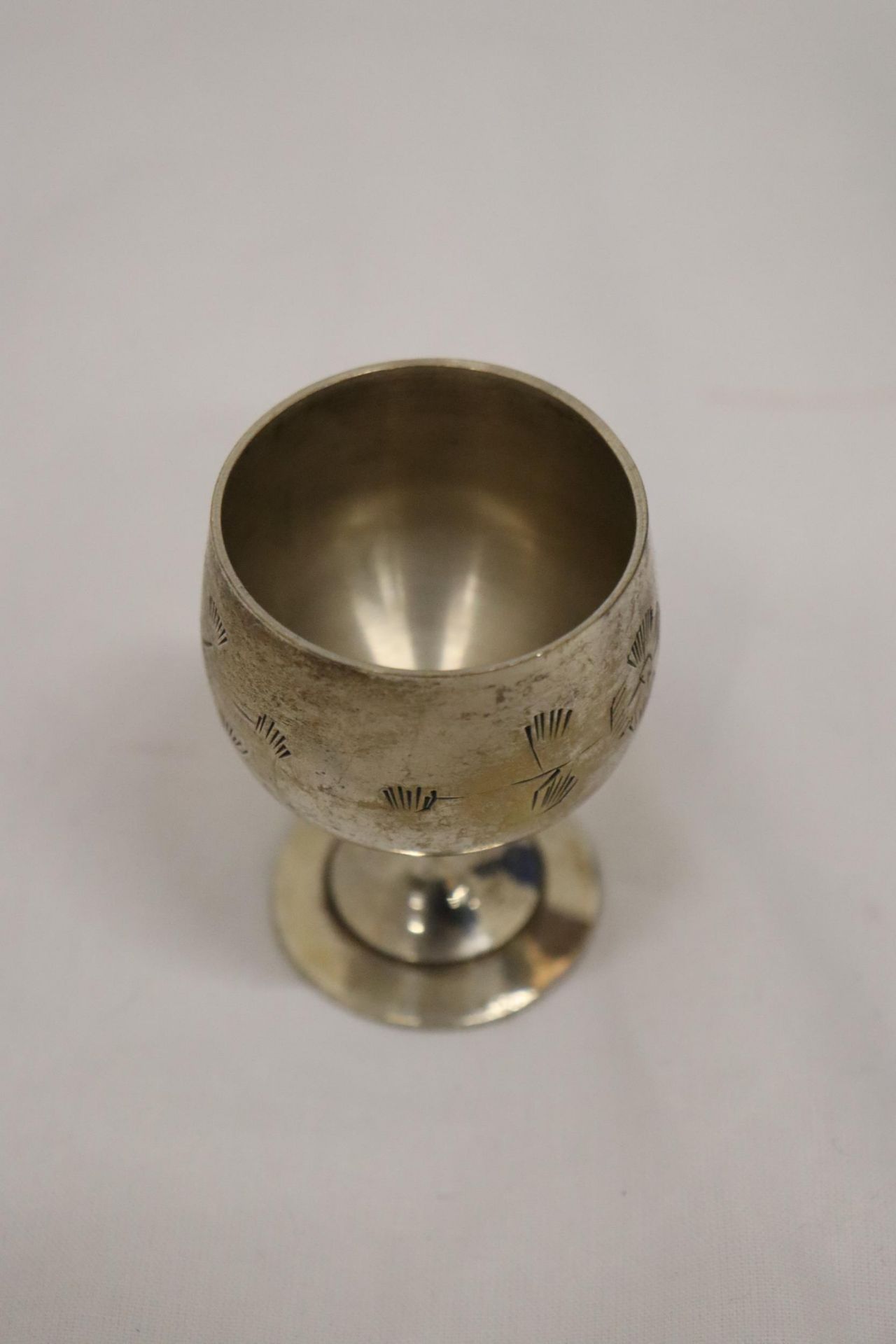 A SET OF SIX SMALL SILVER PLATED GOBLETS IN A PRESENTATION CASE - Bild 5 aus 7