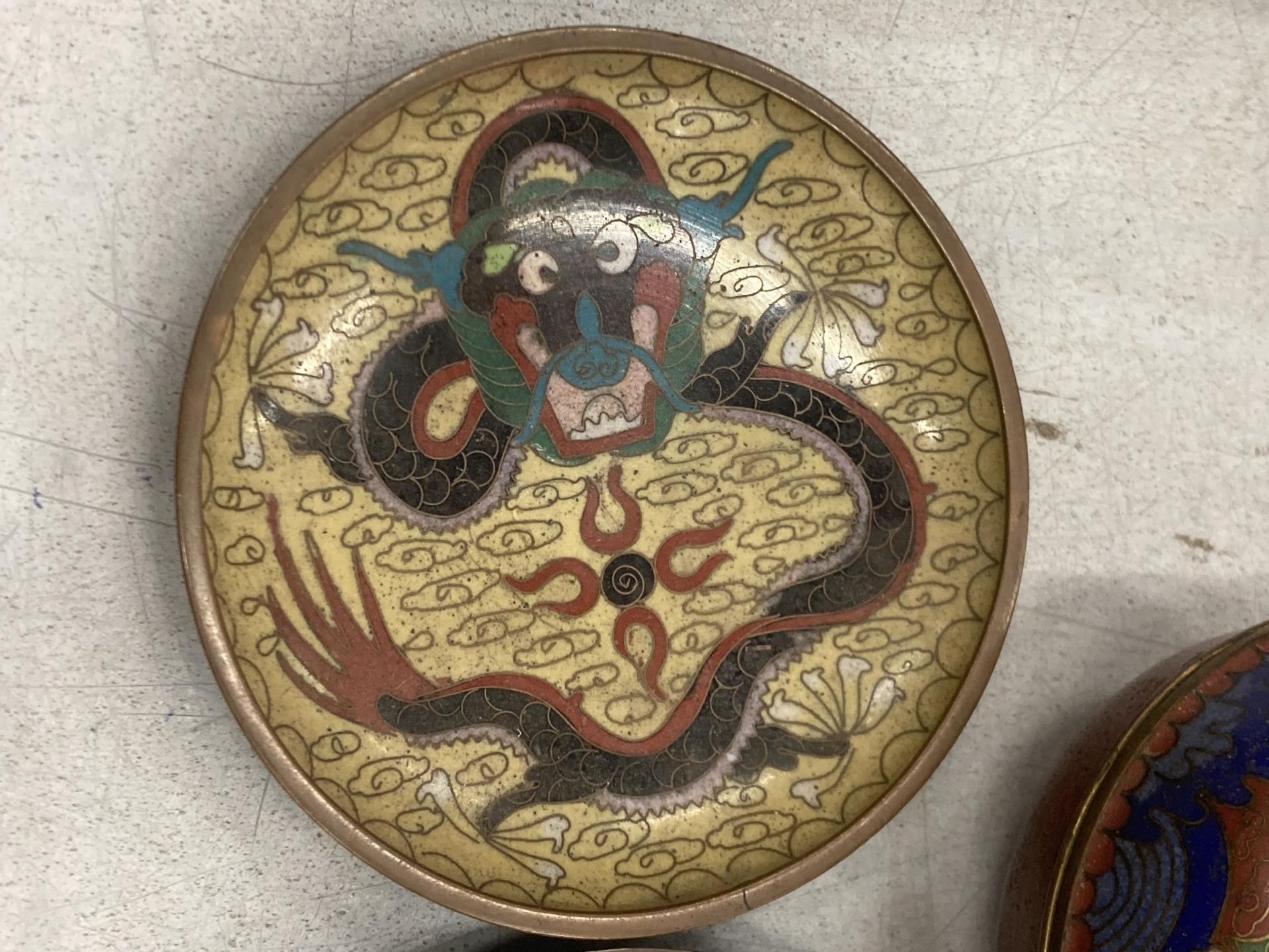 THREE CLOISONNE ITEMS WITH DRAGON DETAIL TO INCLUDE TWO PIN TRAYS AND A TRINKET BOX - Image 2 of 4