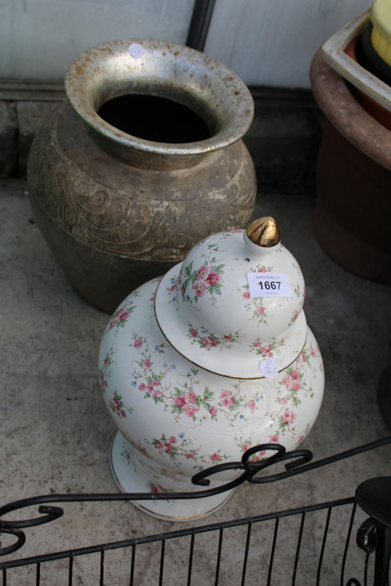 AN ASSORTMENT OF ITEMS TO INCLUDE A CERAMIC LIDDED JAR AND A METAL VASE ETC - Image 2 of 3