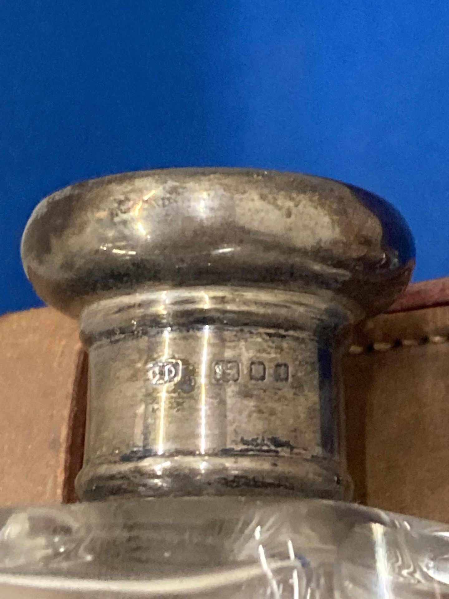 A VINTAGE LEATHER CASE CONTAINING FOUR GLASS BOTTLES WITH HALLMARKED SILVER TOPS - Image 4 of 6