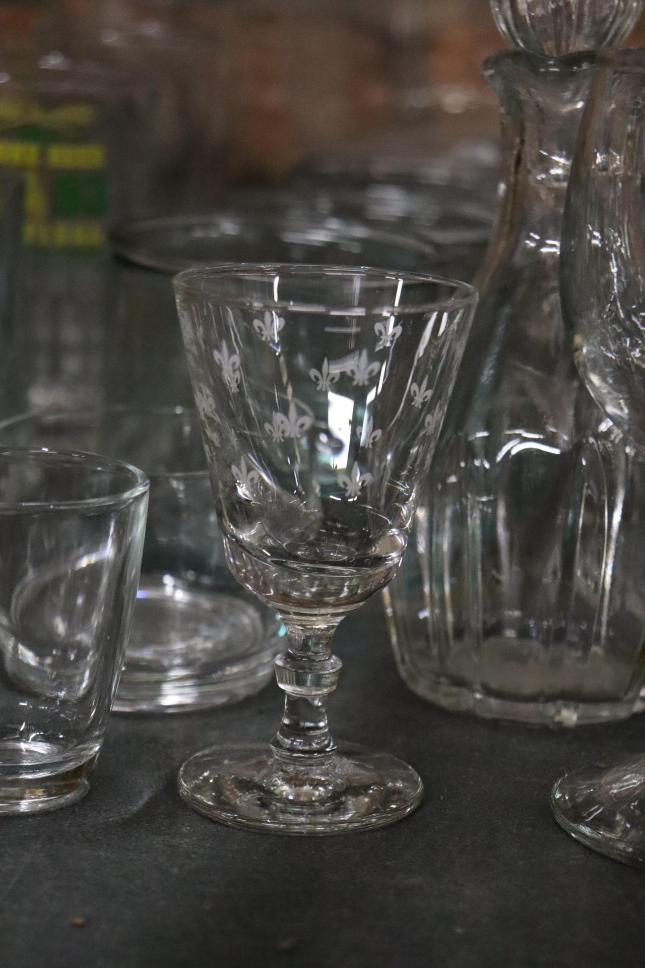 A QUANTITY OF GLASSWARE TO INCLUDE A LARGE FOOTED BOWL, GLASSES, TANKARDS, TUMBLERS, ETC - Image 8 of 12