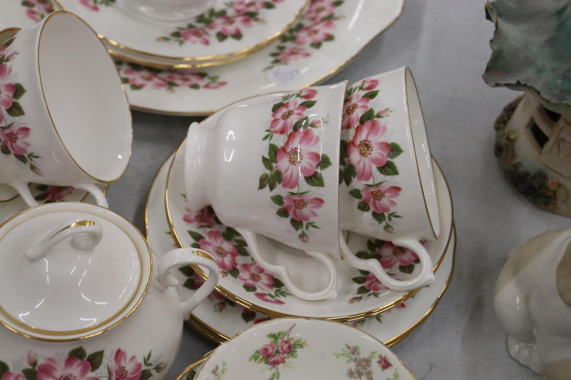 A ROYAL KENT, FLORAL, CHINA TEASET TO INCLUDE A CAKE PLATE, CREAM JUG, SUGAR BOWL, CUPS, SAUCERS AND - Image 6 of 11