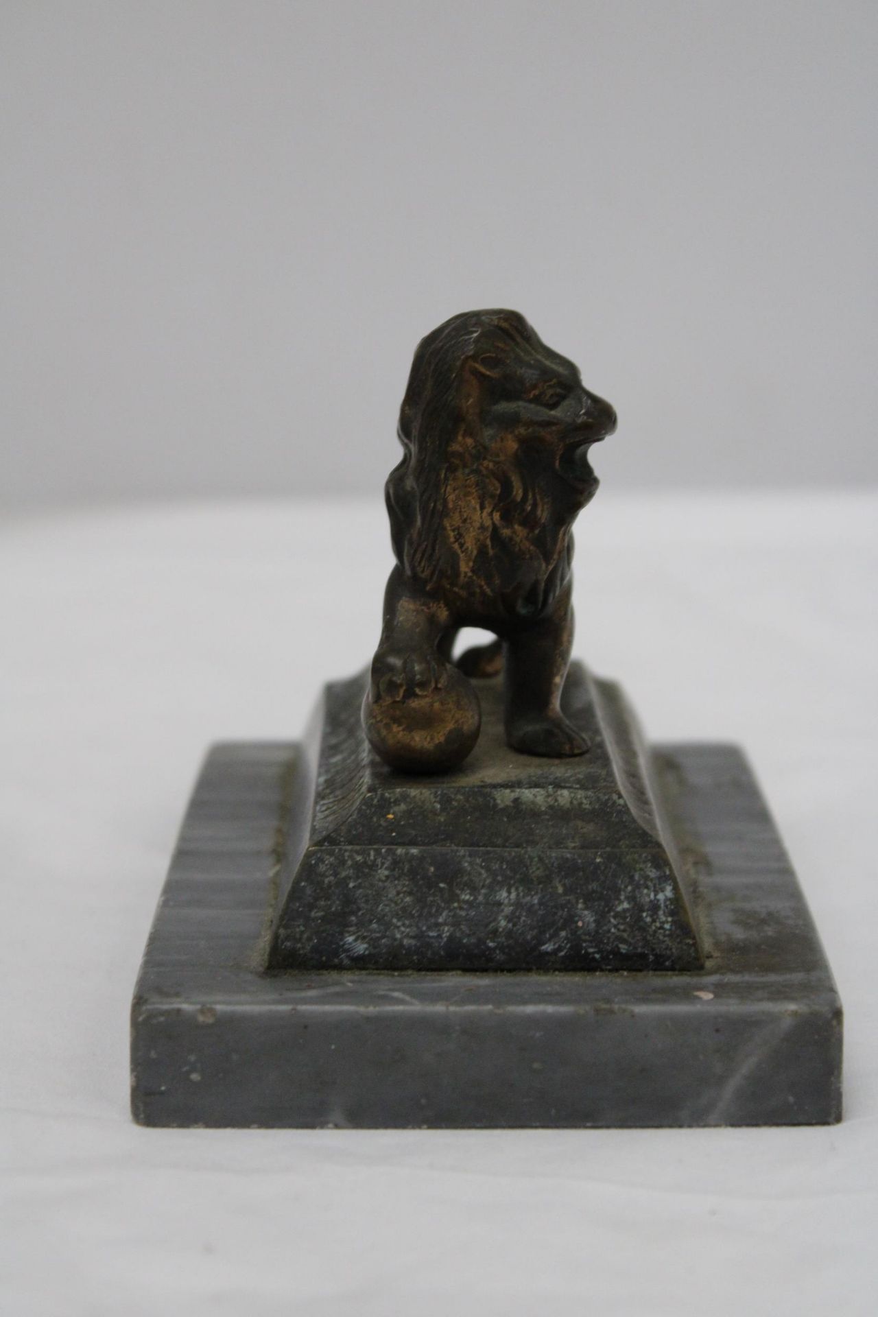 A VINTAGE MODEL OF A BRASS LION ON A MARBLE PLINTH WITH THE INSCRIPTION, 'WATERLOO', HEIGHT 10CM, - Image 2 of 5