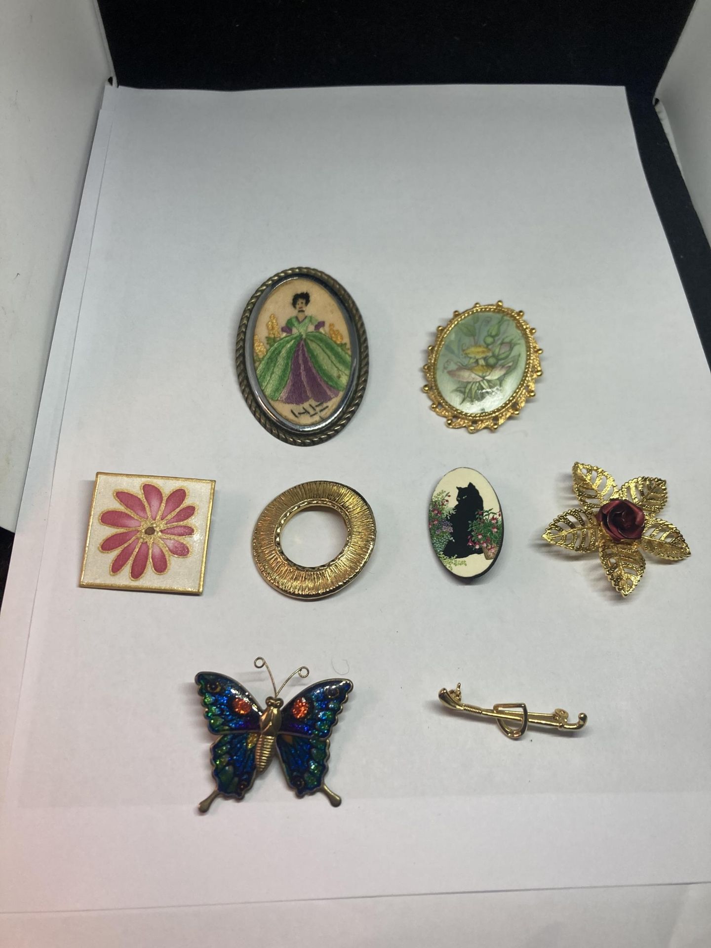 EIGHT COSTUME JEWELLERY BROOCHES