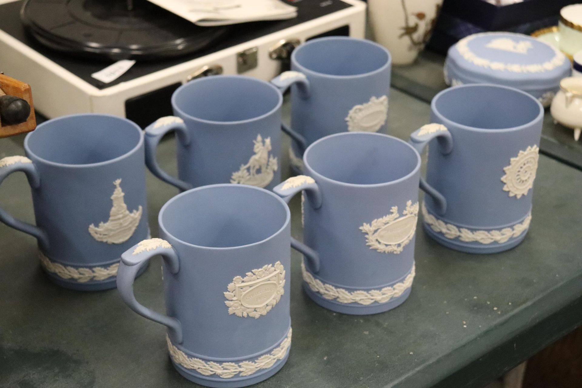 SIX POWDER BLUE WEDGWOOD JASPERWARE MUGS WITH IMAGES OF LONDON LANDMARKS - Bild 12 aus 12