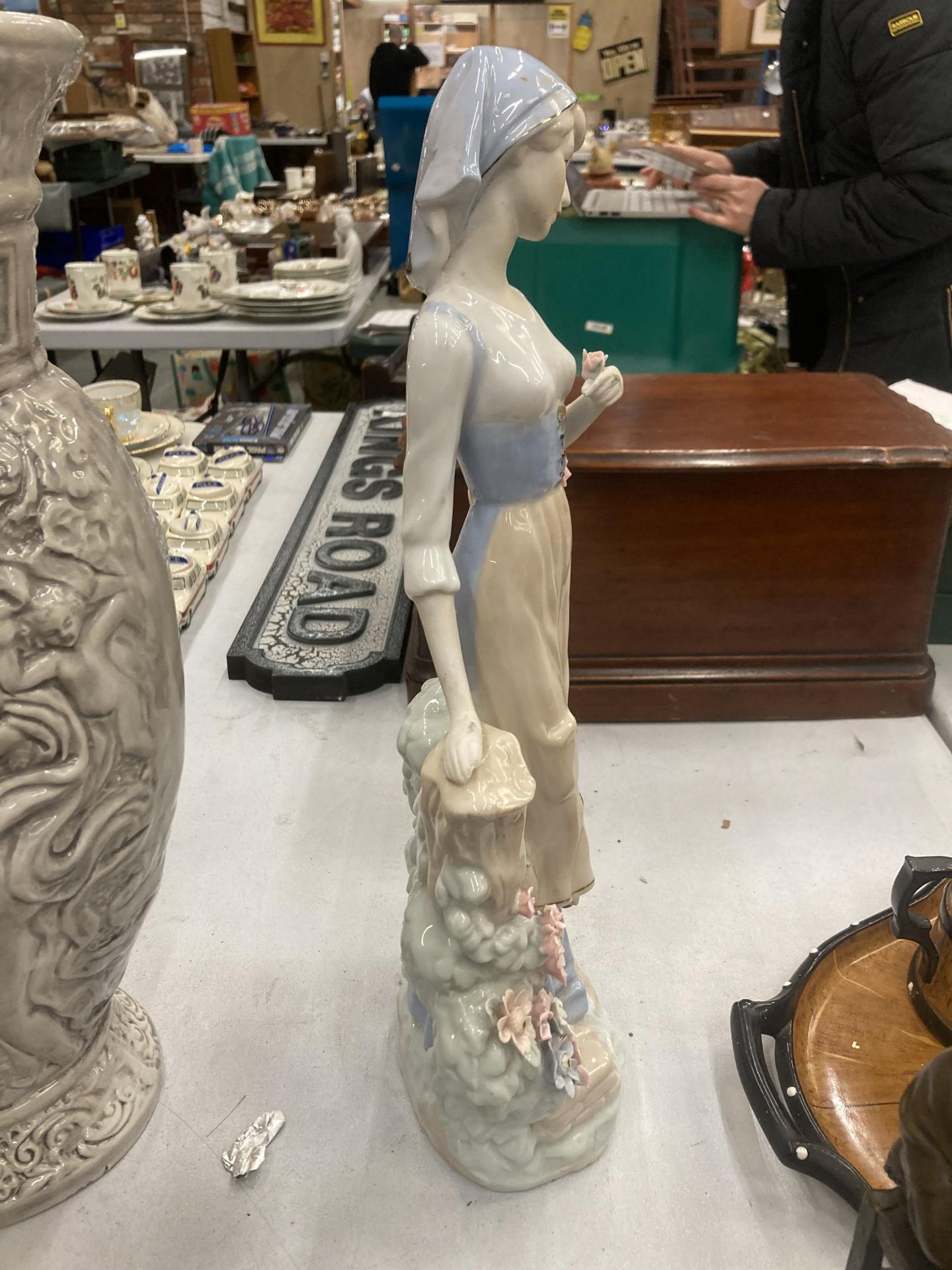 A LARGE CERAMIC FIGURE OF A LADY, HEIGHT APPROX 45CM - Image 2 of 3