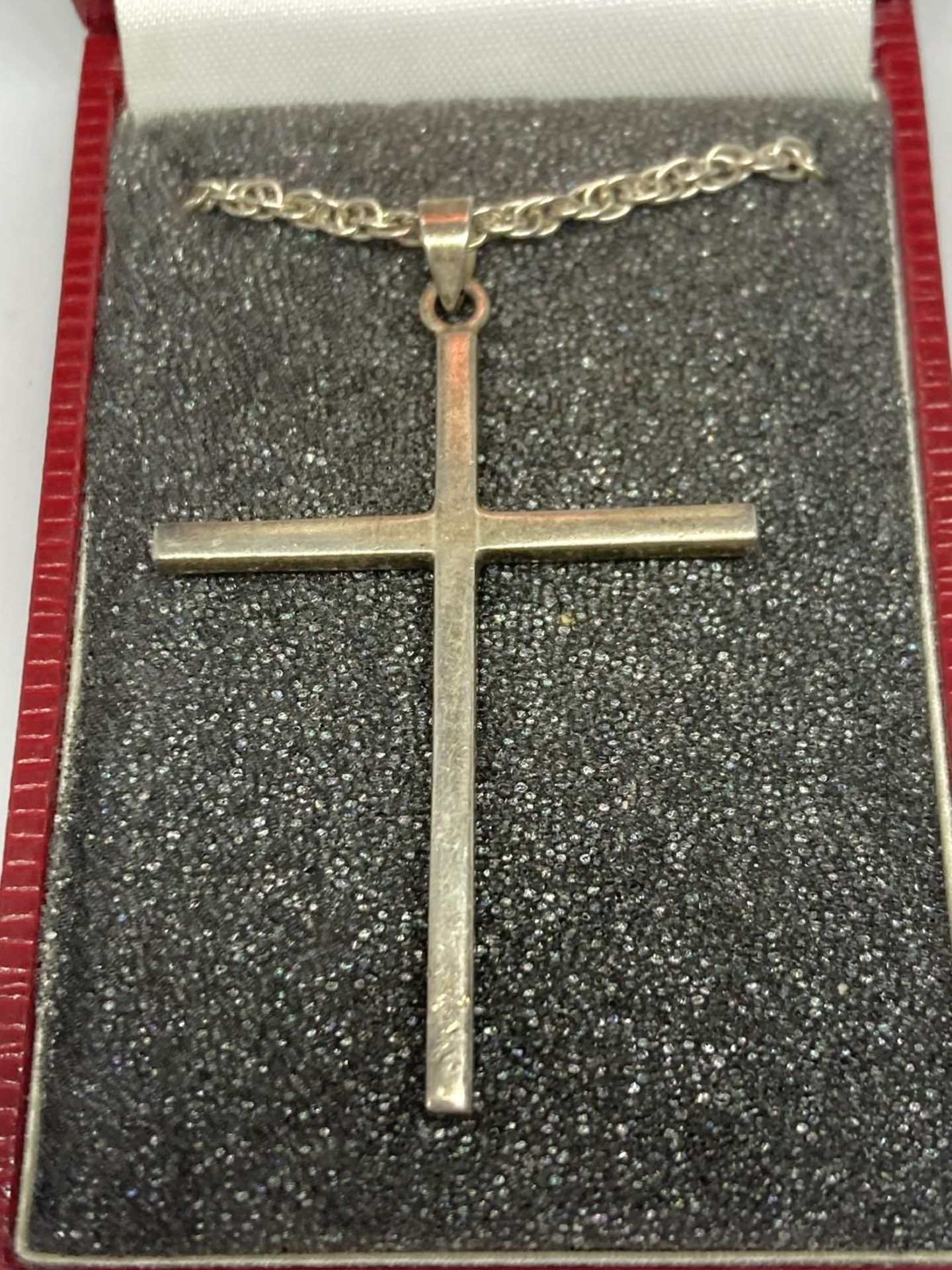 A SILVER CROSS AND CHAIN IN A PRESENTATION BOX - Image 2 of 3
