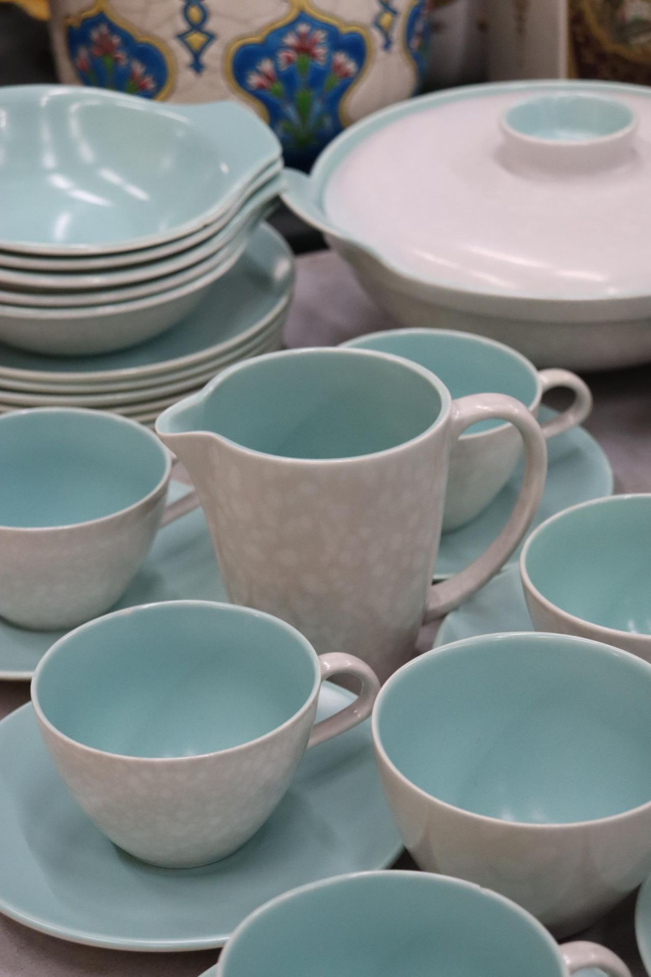 A POOLE POTTERY DINNER SERVICE TO INCLUDE SERVING DISHES, BOWLS, VARIOUS SIZES OF PLATES - Image 9 of 15