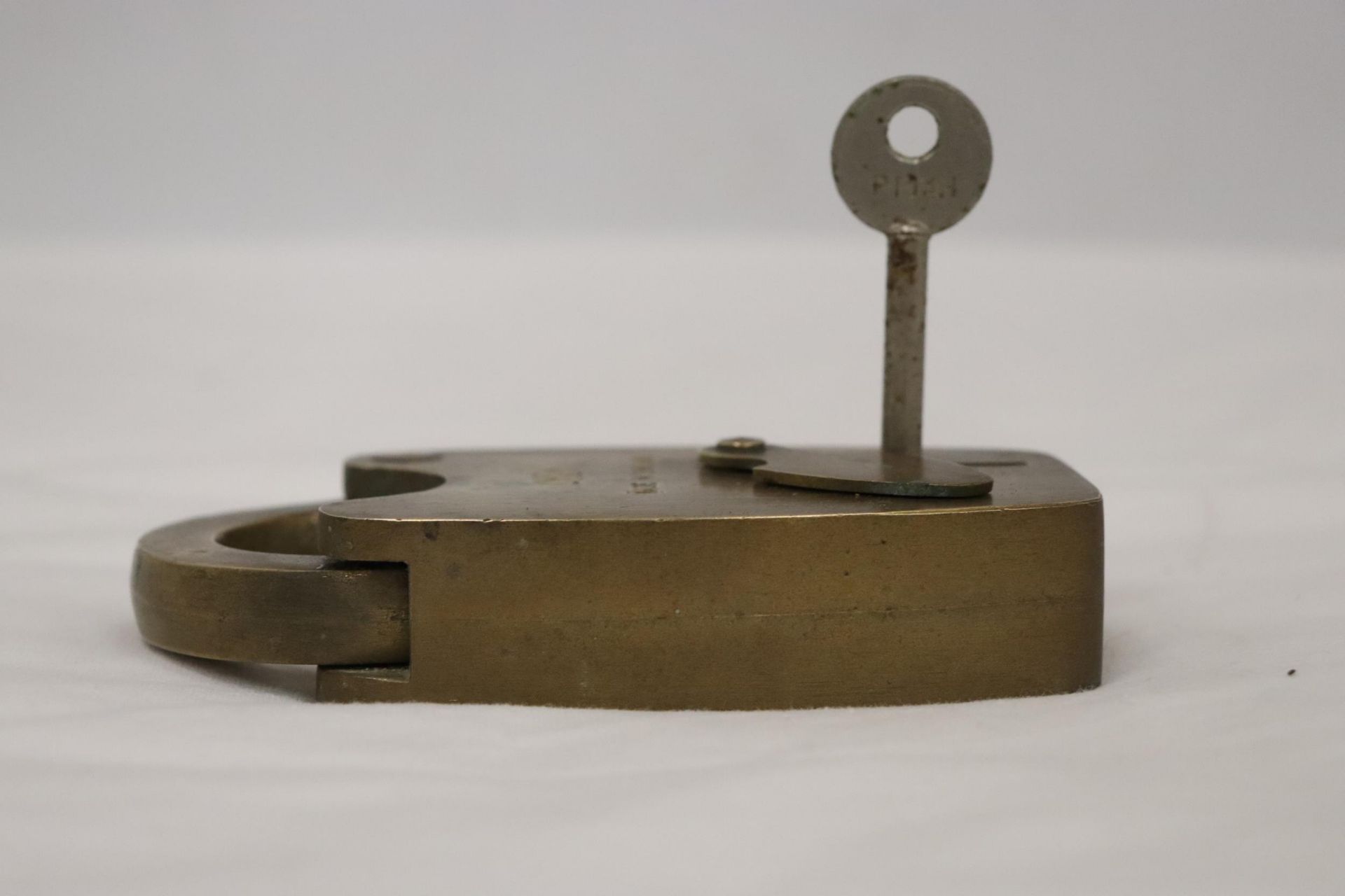 A VINTAGE BRASS UNION PADDLOCK AND KEY - 5 INCH TALL - Image 3 of 5
