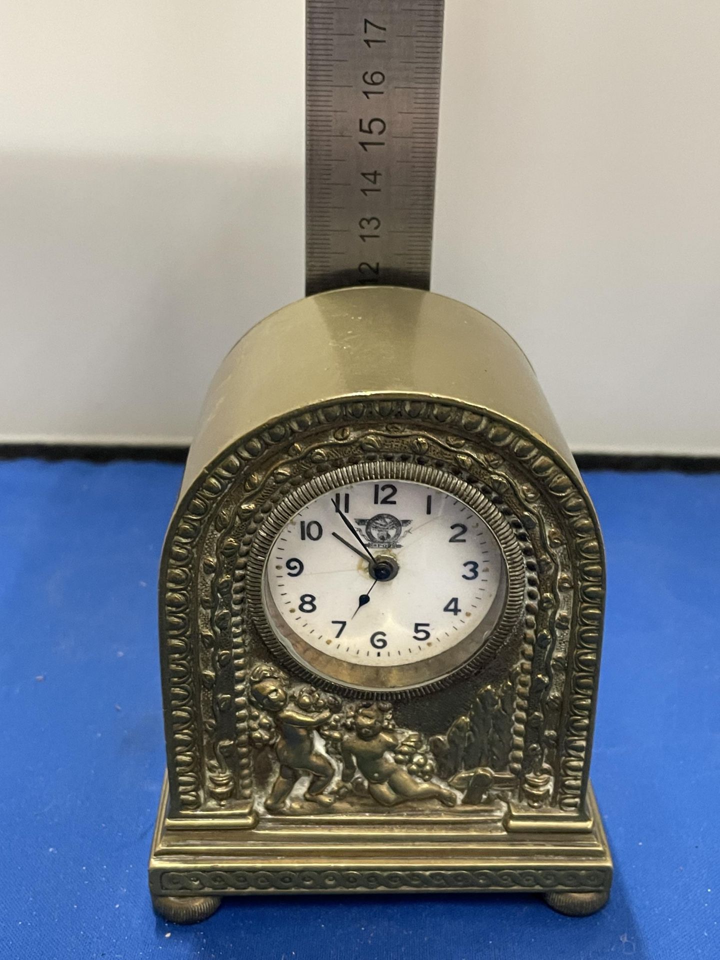 AN ITALIAN CLASSICAL BRASS MANTLE CLOCK WITH CHERUB DESIGN HEIGHT 12CM - Image 4 of 4