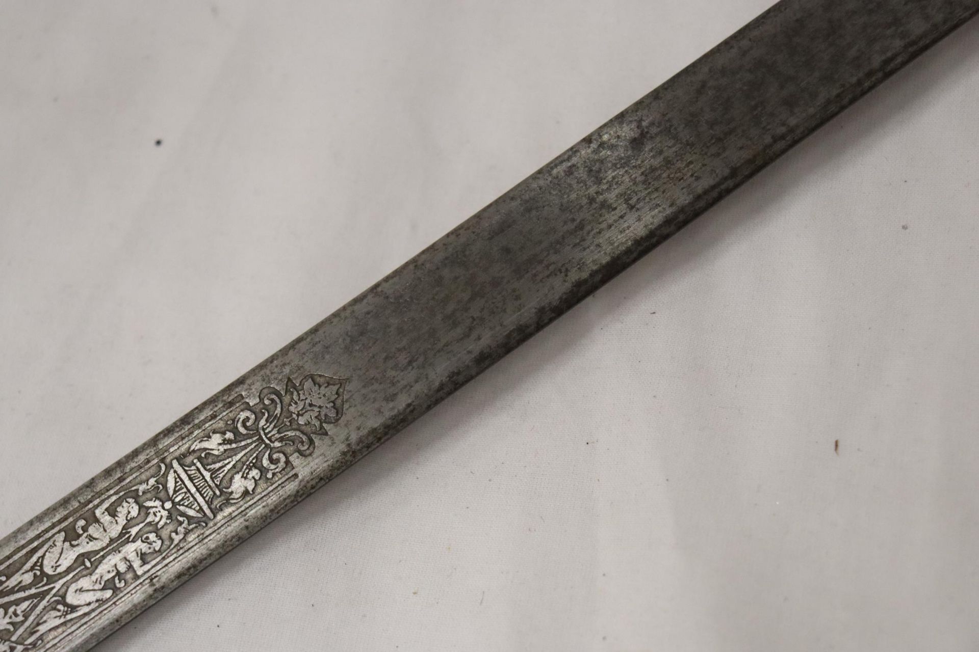 A VINTAGE SWORD WITH A BASKET HILT AND ENGRAVING TO THE TOP OF THE BLADE - Image 7 of 9