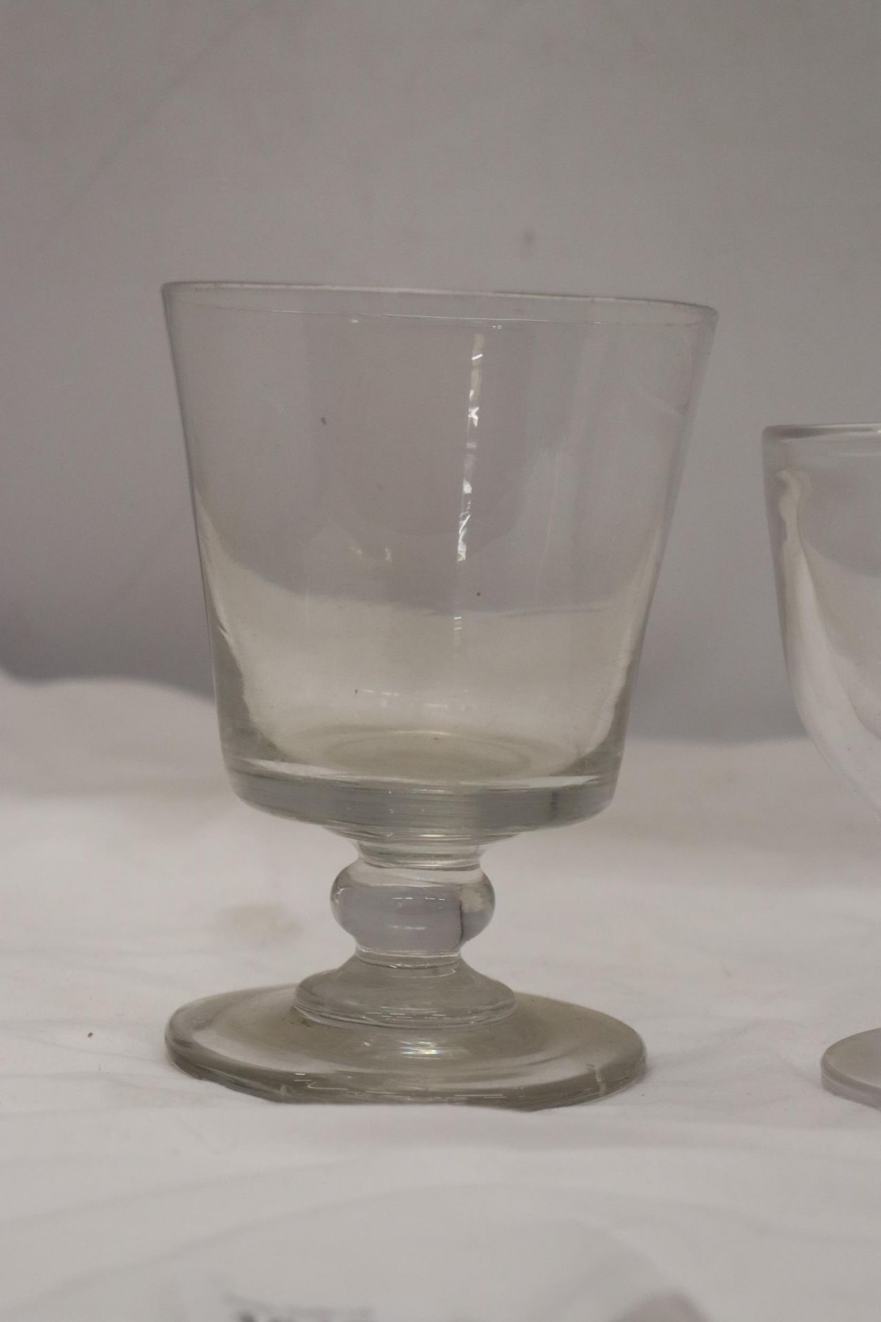 A VINTAGE WEDGWOOD CLEAR GLASS GOBLET WITH MAYFLOWER SAILING SHIP EMBLEM PLUS A LARGE HAND BLOWN - Image 3 of 5