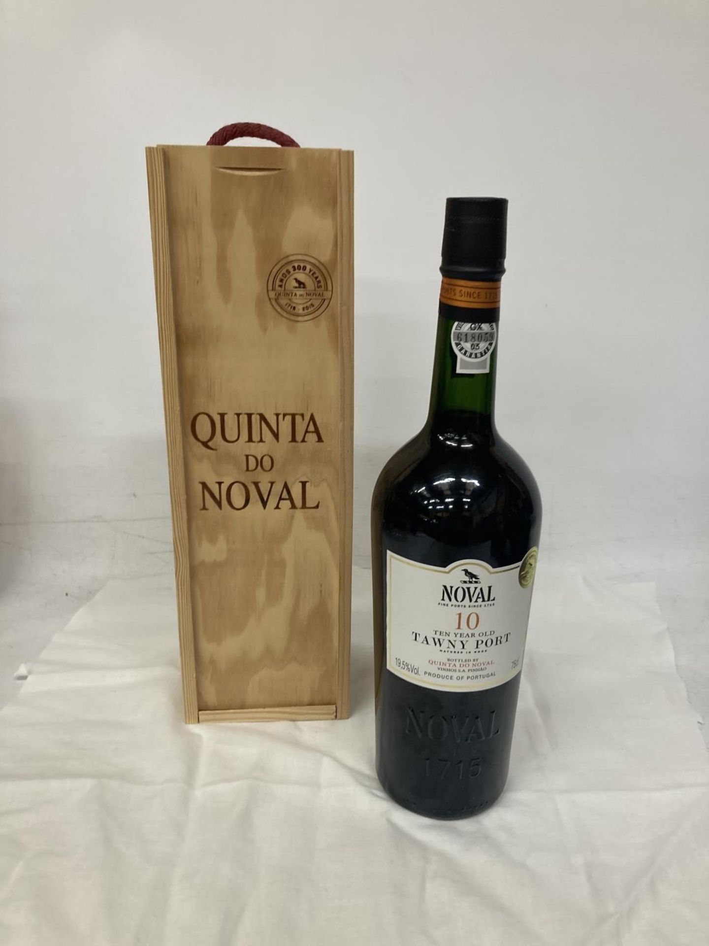 A 75CL BOTTLE OF NOVAL 10 YEAR OLD TAWNY PORT IN A WOODEN BOX - Image 2 of 4