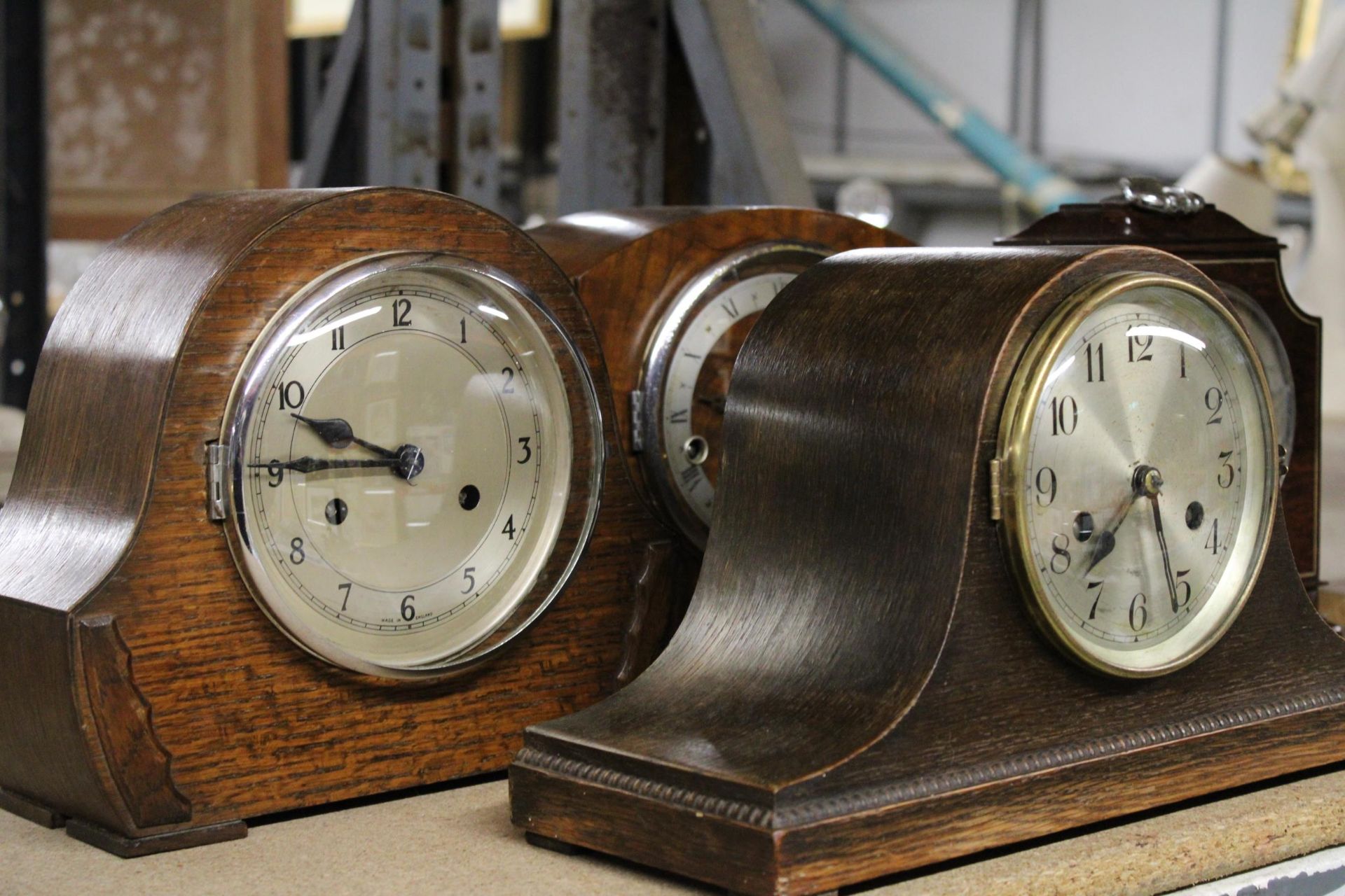 FOUR VINTAGE MANTEL CLOCKS IN WOODEN CASES - Image 2 of 6