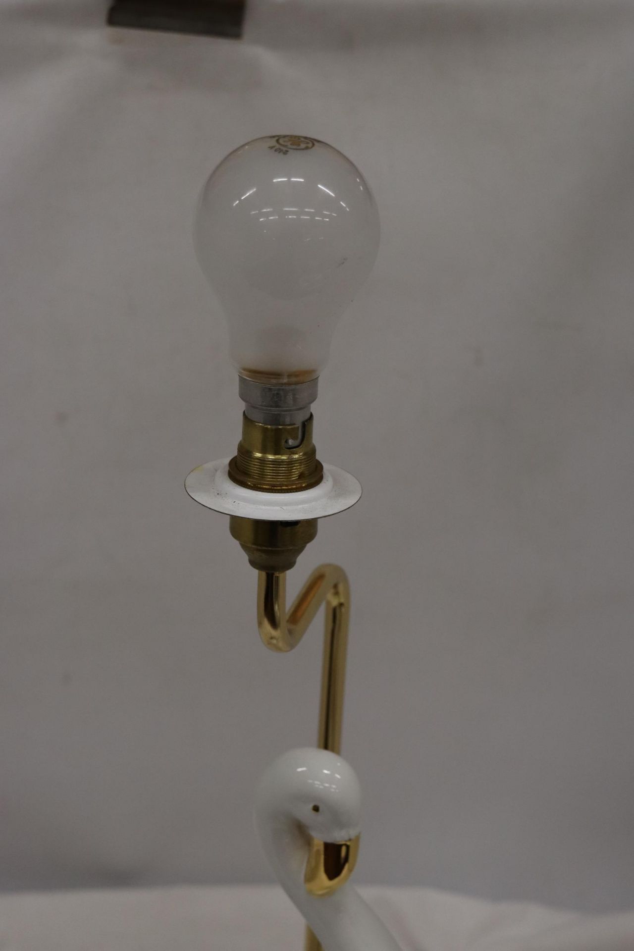 A CERAMIC WHITE AND GOLD STORK LAMP, WORKING AT TIME OF CATALOGUING, NO WARRANTY GIVEN, HEIGHT 47CM - Image 2 of 7