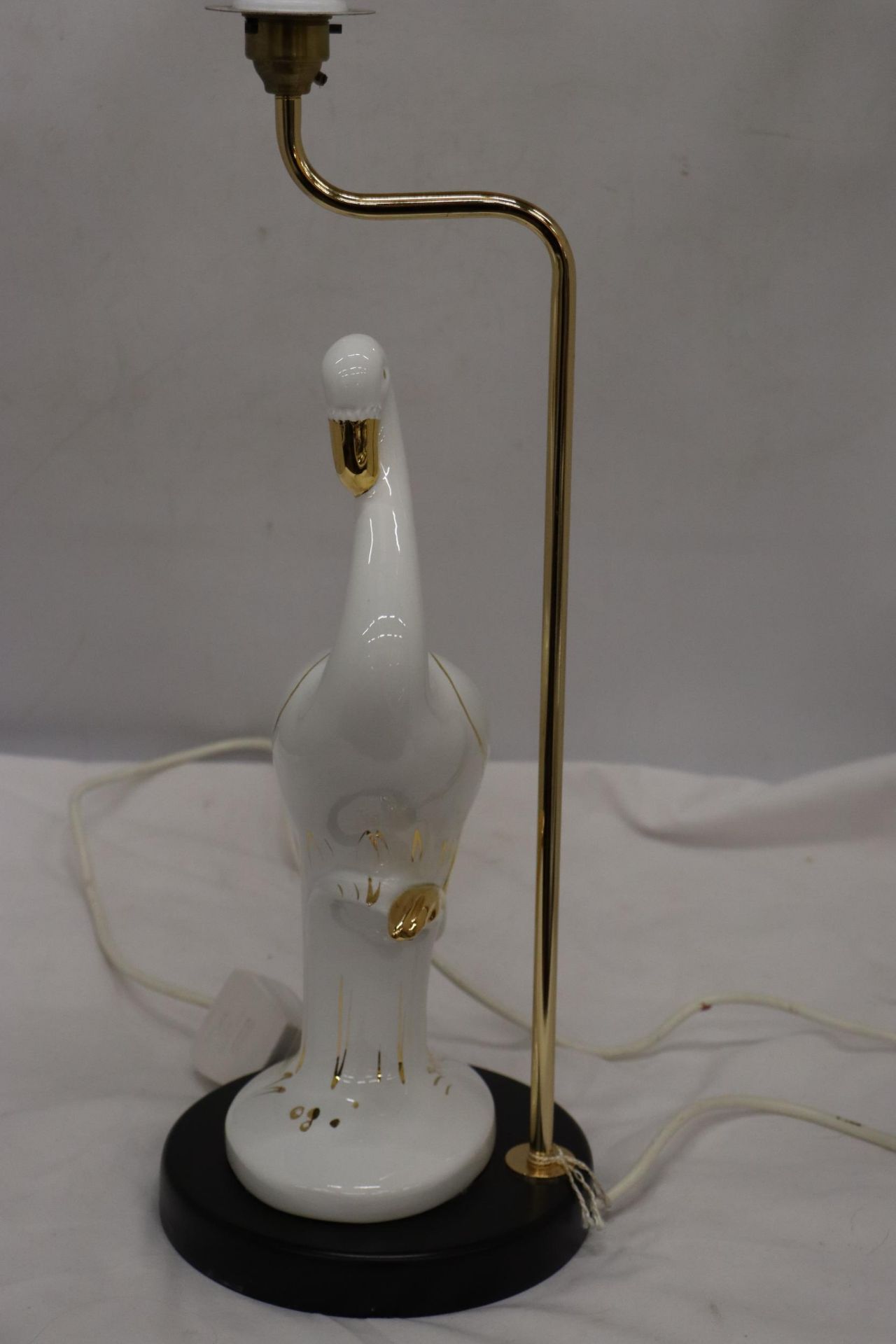 A CERAMIC WHITE AND GOLD STORK LAMP, WORKING AT TIME OF CATALOGUING, NO WARRANTY GIVEN, HEIGHT 47CM - Image 4 of 7