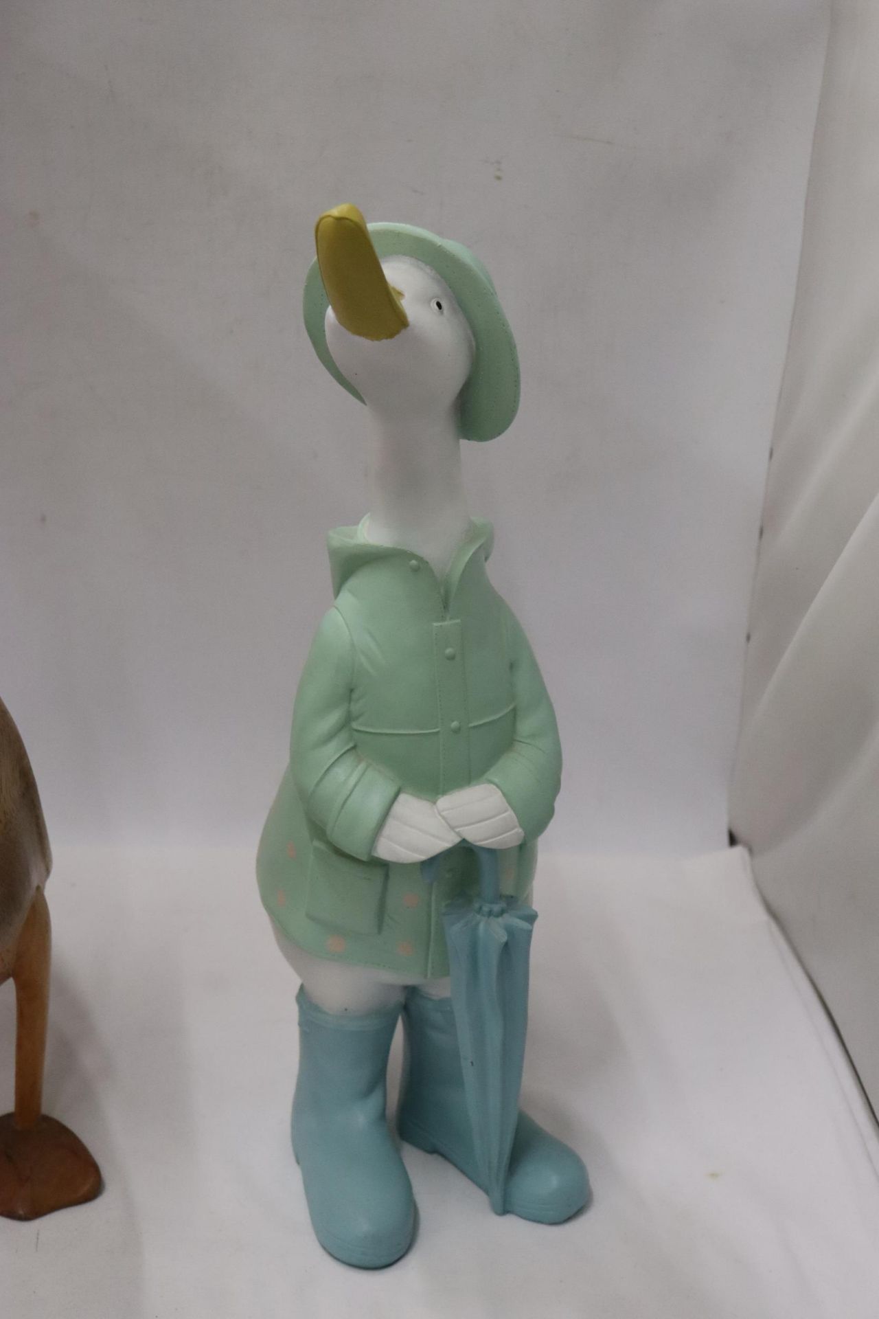 A WOODEN DUCK FROM 'THE DUCK COMPANY' CALLED FRED PLUS A PAINTED DUCK, HEIGHTS 42CM - Image 7 of 7