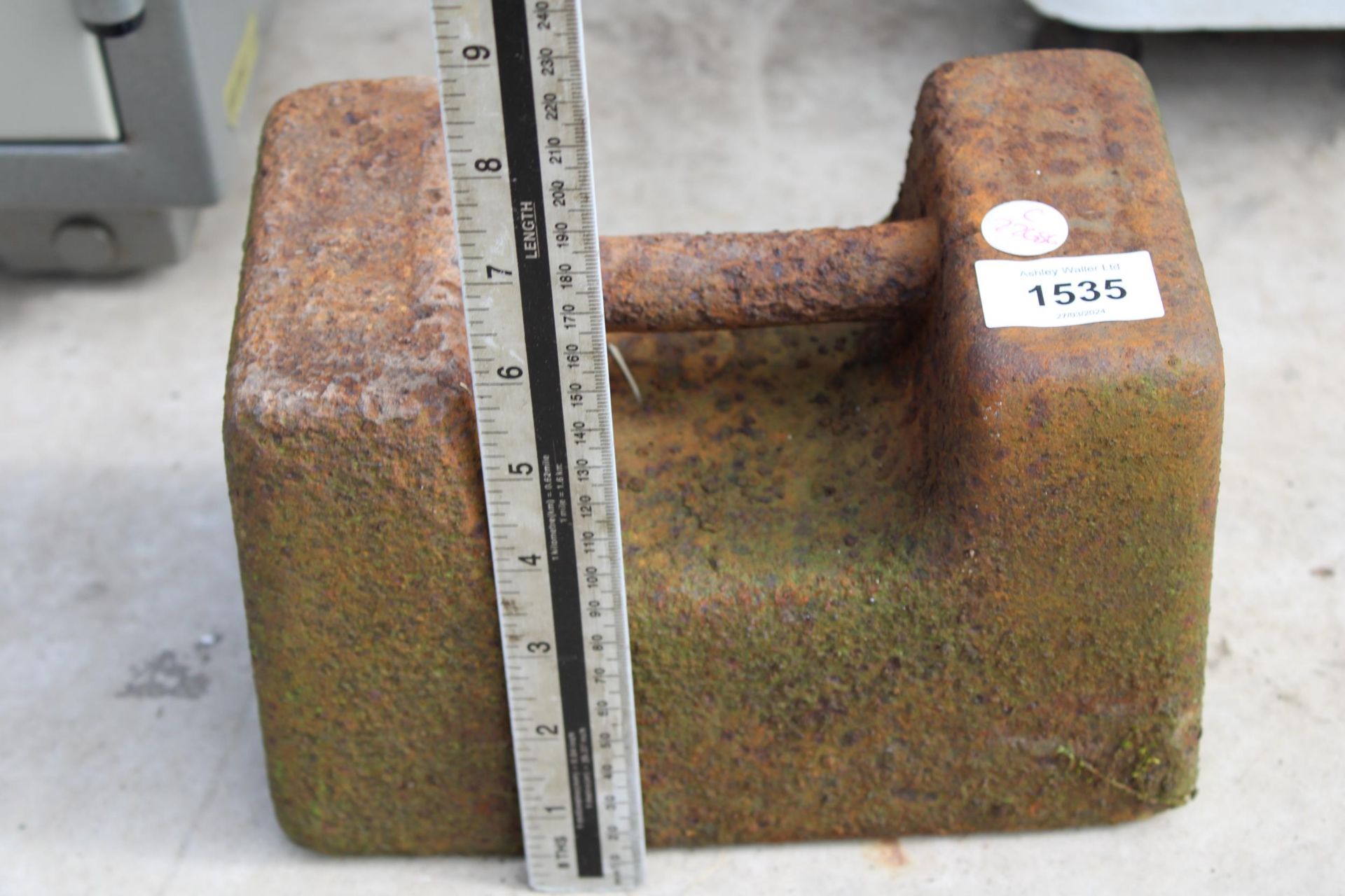 A VINTAGE CAST IRON 56LB WEIGHT - Image 2 of 2