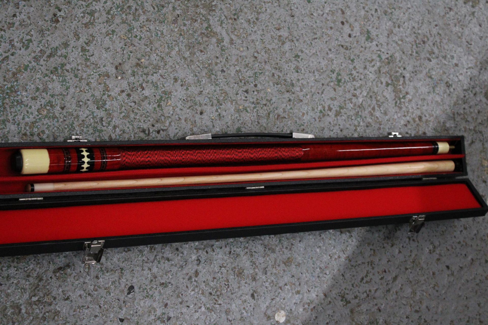 A RILEY SNOOKER/POOL CUE IN A HARD CASE - Bild 4 aus 4